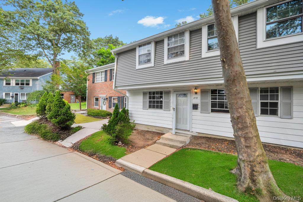 810 Towne House Village, Islandia, NY 11749