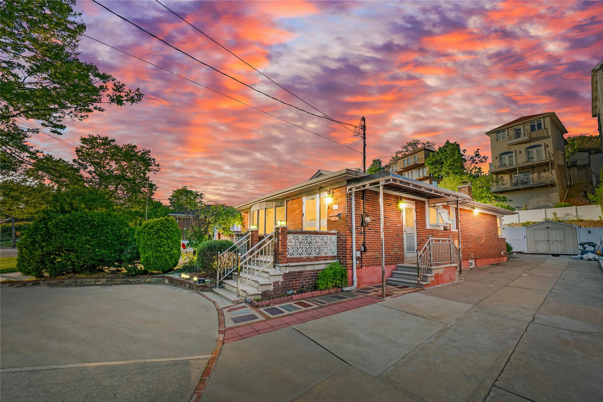 669 W Fingerboard Rd, Staten Island, NY 10305
