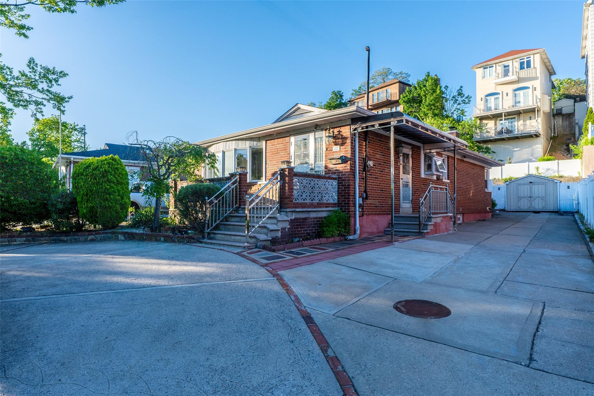 669 W Fingerboard Rd, Staten Island, NY 10305