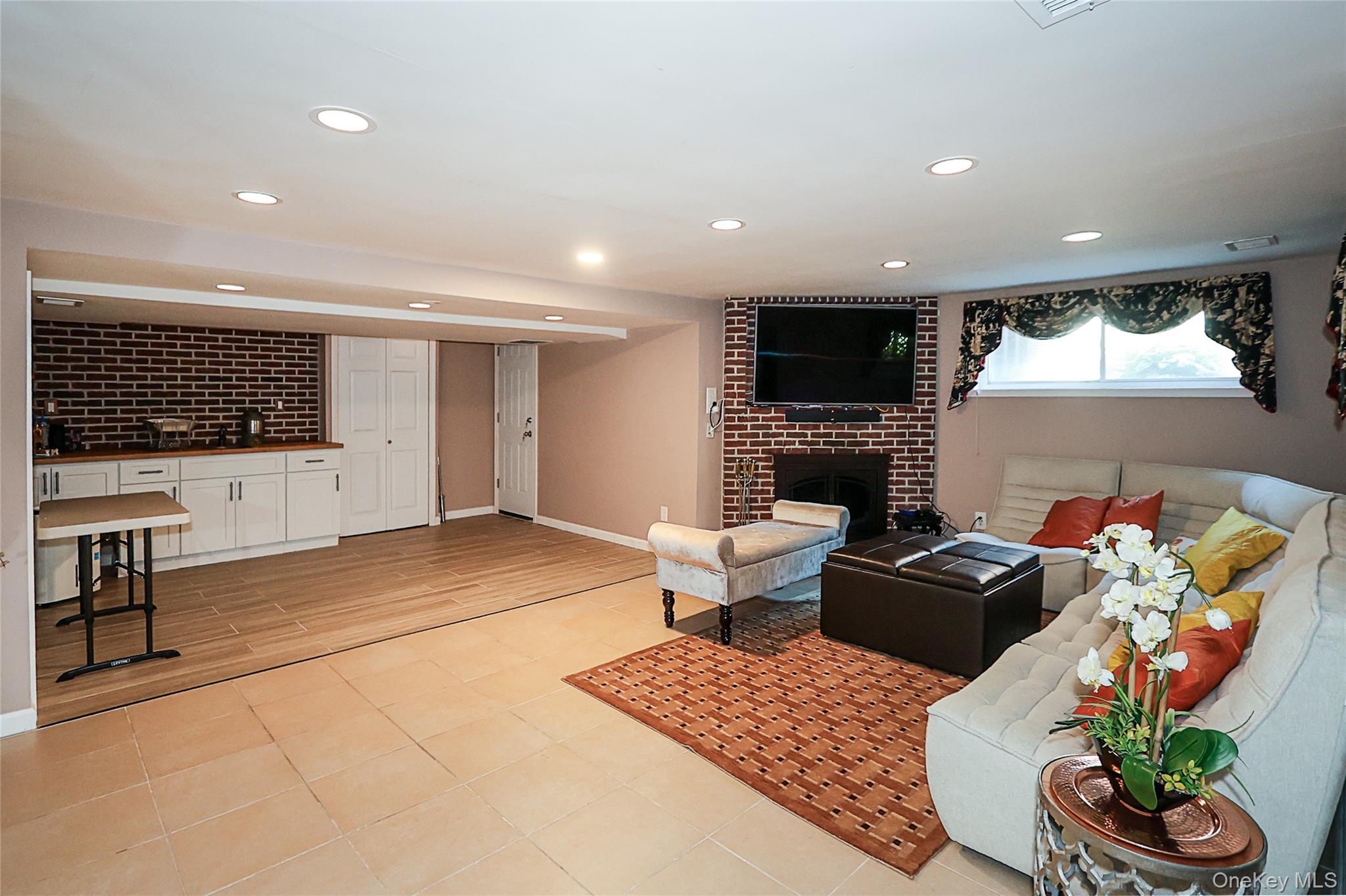 64 Hamilton Drive, Roslyn, NY 11576