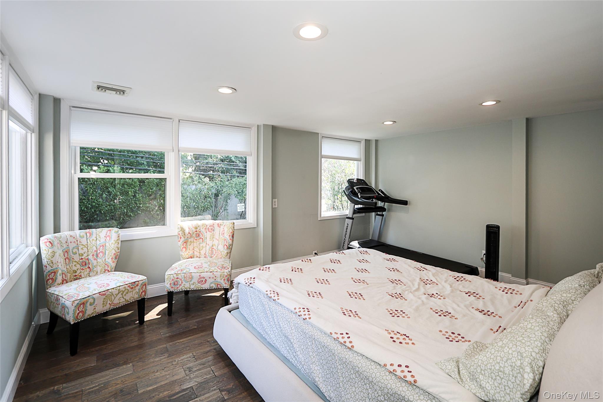 64 Hamilton Drive, Roslyn, NY 11576