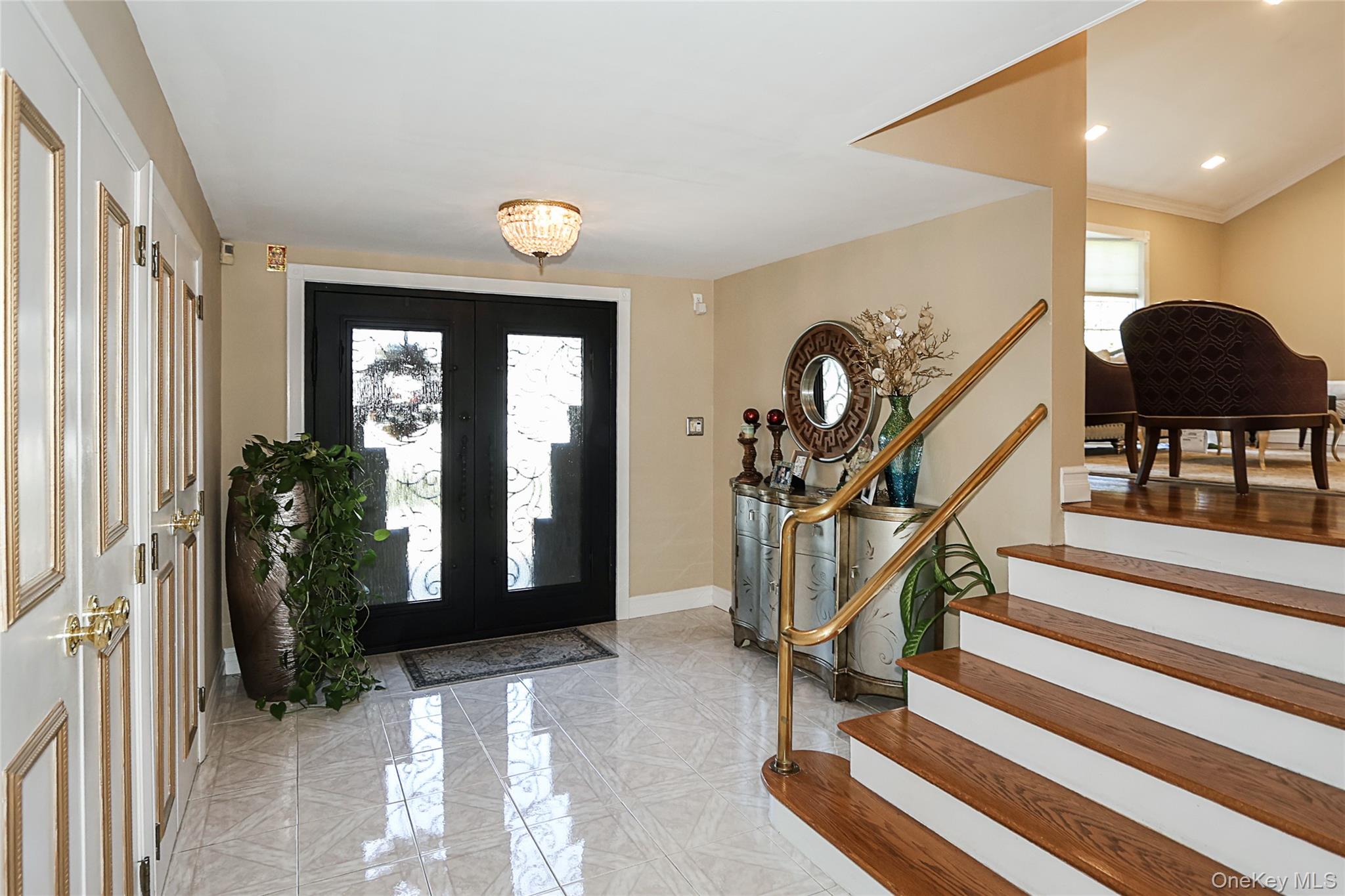 64 Hamilton Drive, Roslyn, NY 11576