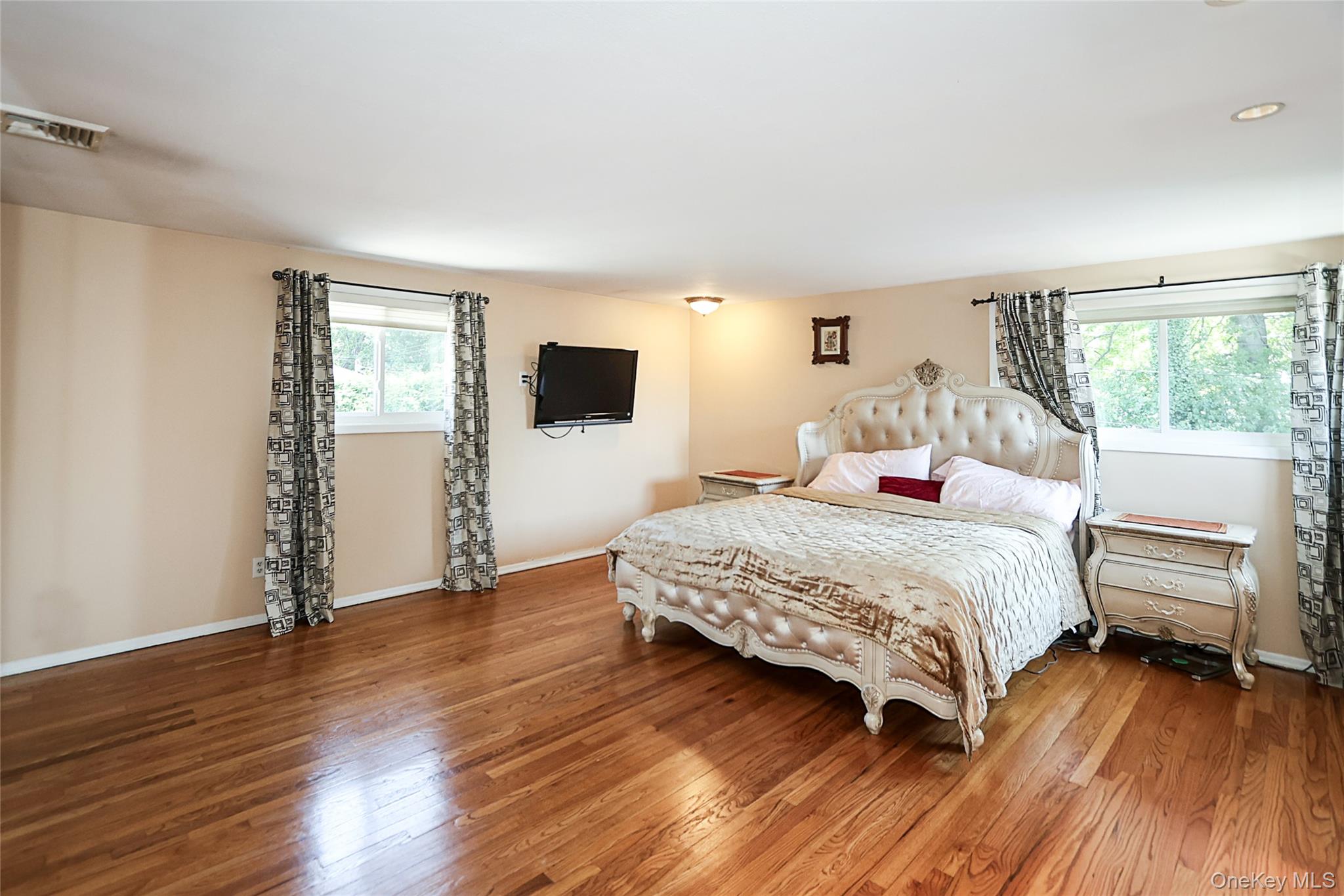 64 Hamilton Drive, Roslyn, NY 11576