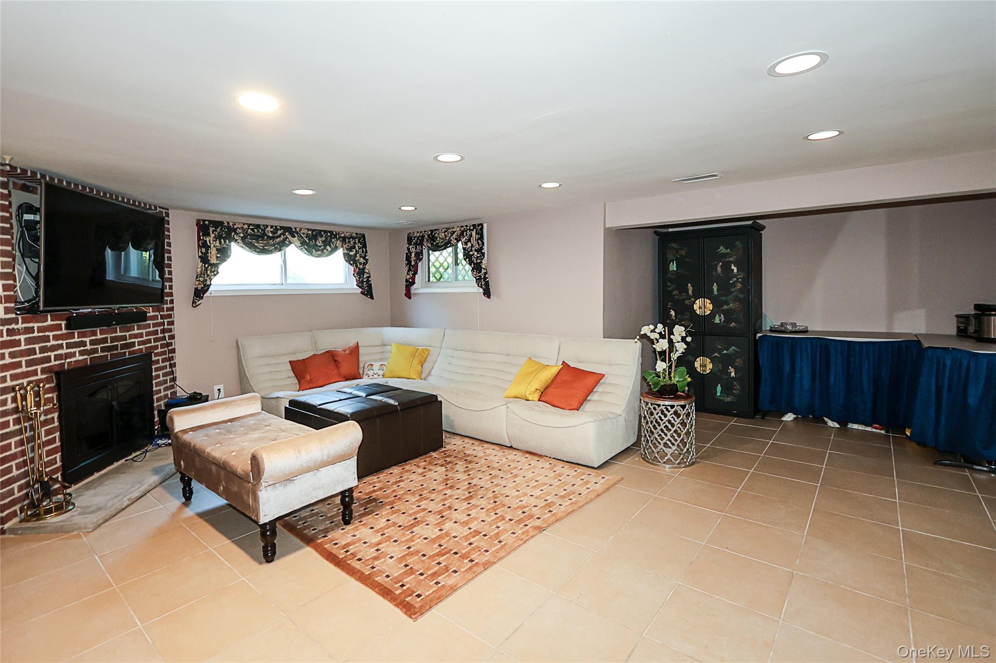 64 Hamilton Drive, Roslyn, NY 11576