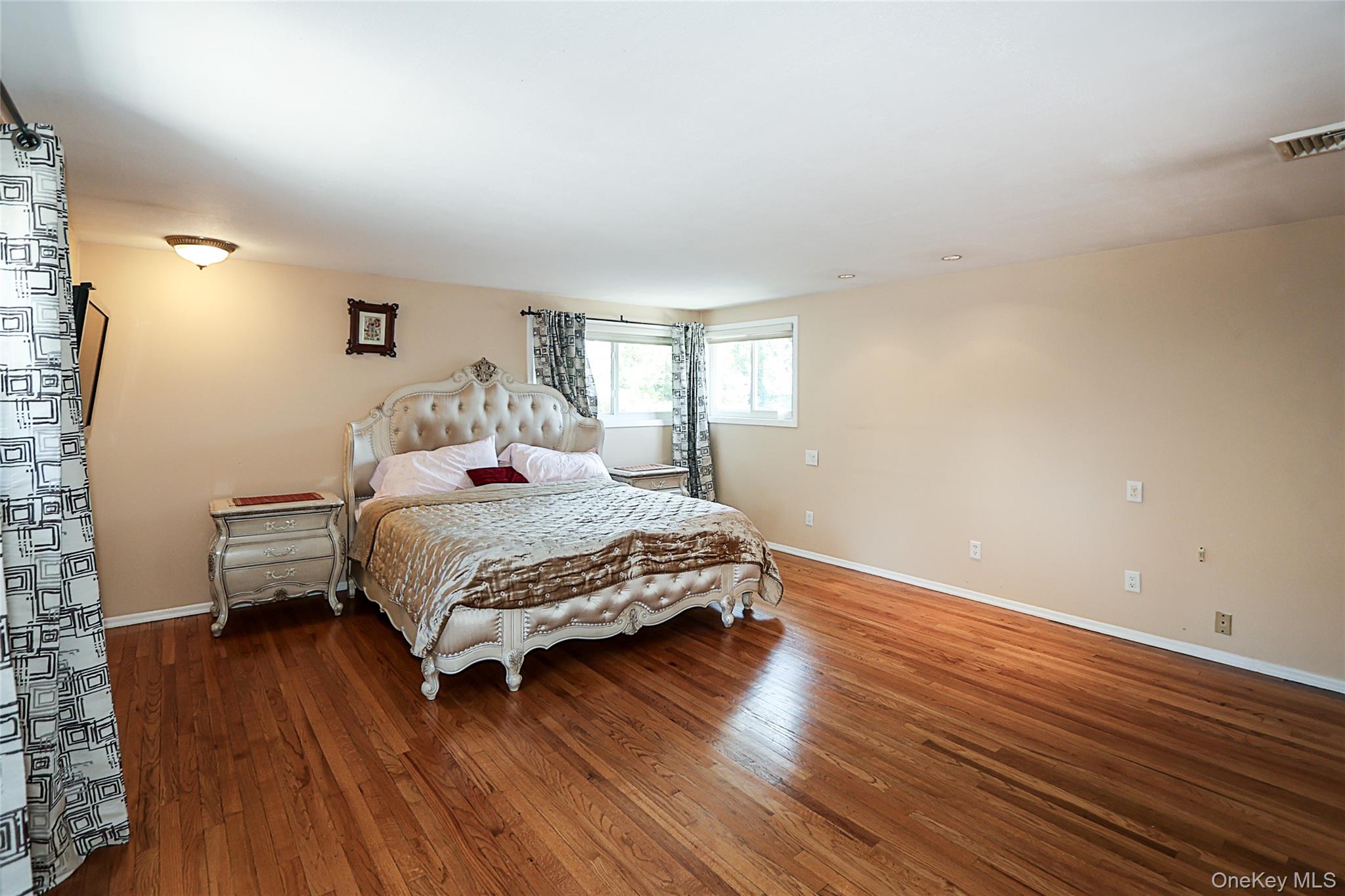 64 Hamilton Drive, Roslyn, NY 11576