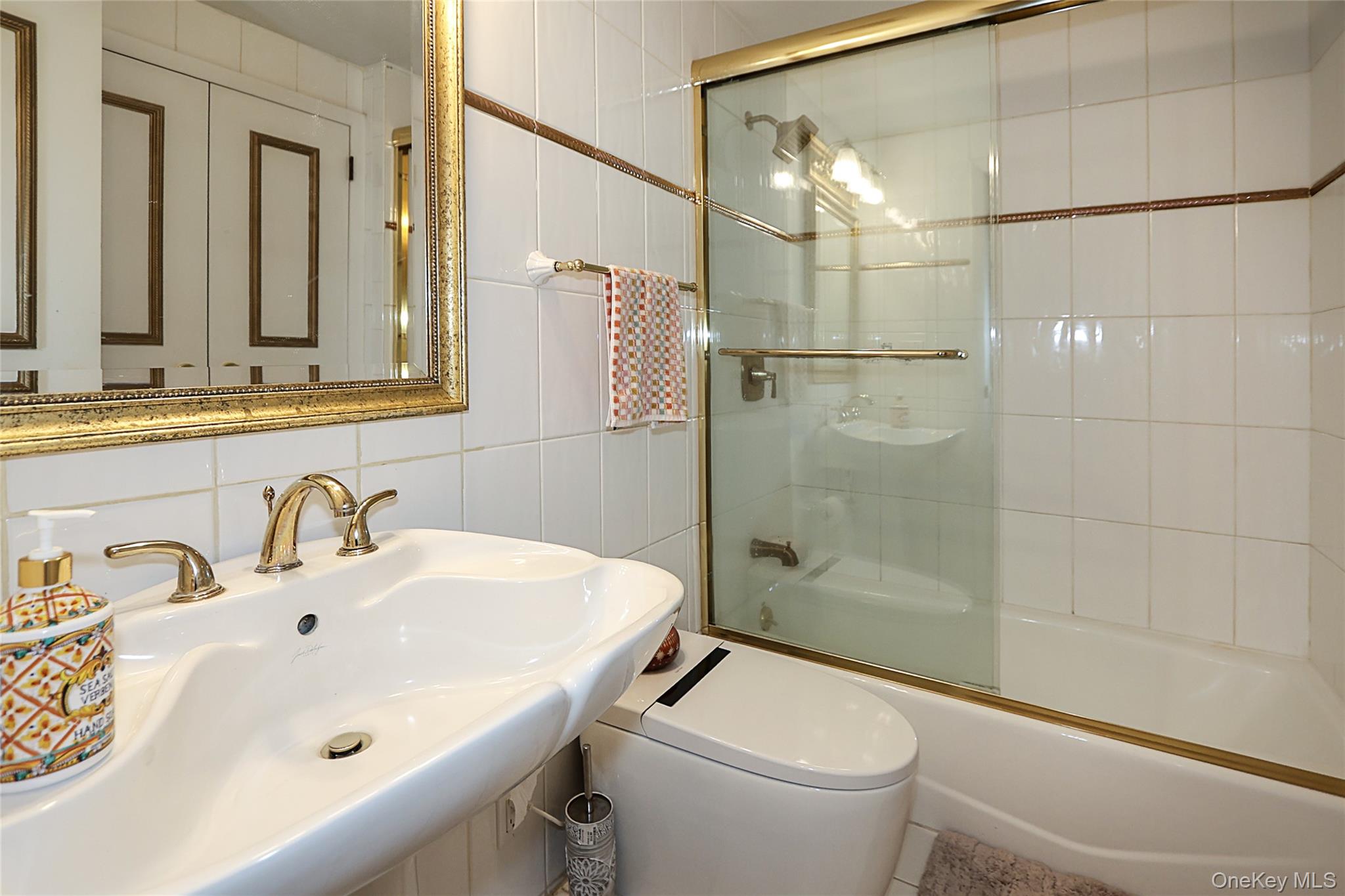 64 Hamilton Drive, Roslyn, NY 11576