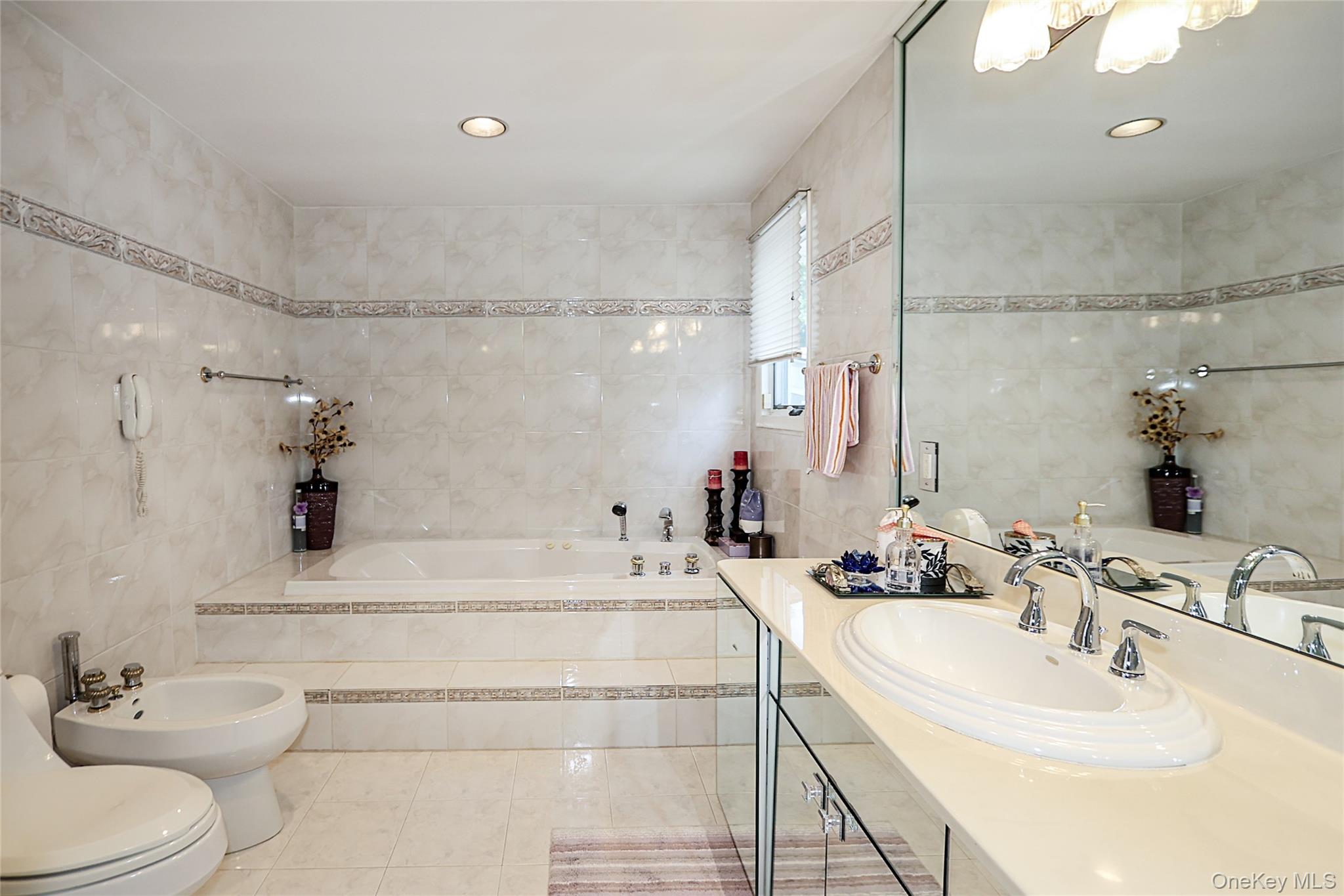 64 Hamilton Drive, Roslyn, NY 11576