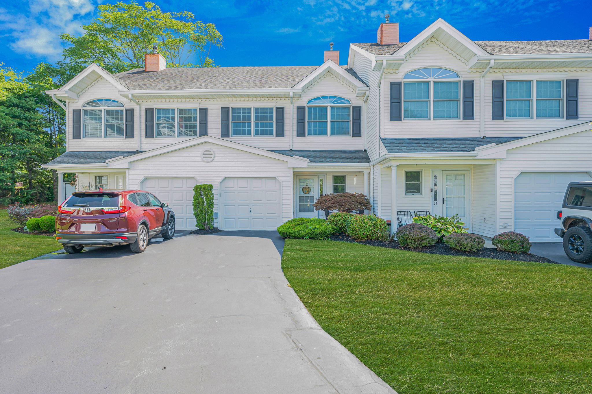 19 S Country Common, West Islip, NY 11795