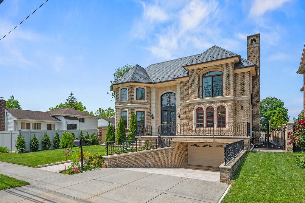 264-11 60th Avenue, Little Neck, NY 11362