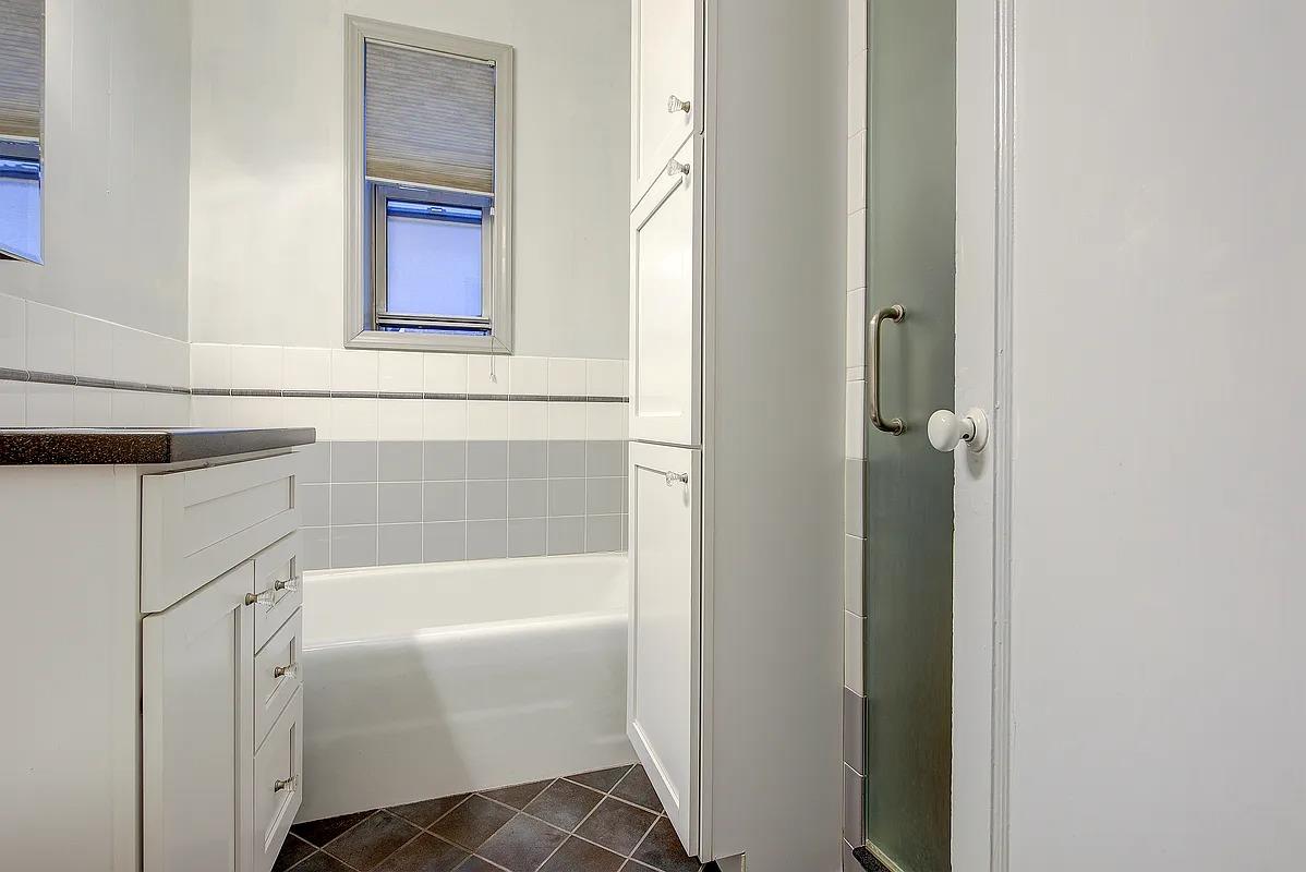 106-15 Queens Boulevard # 3R, Forest Hills, NY 11375