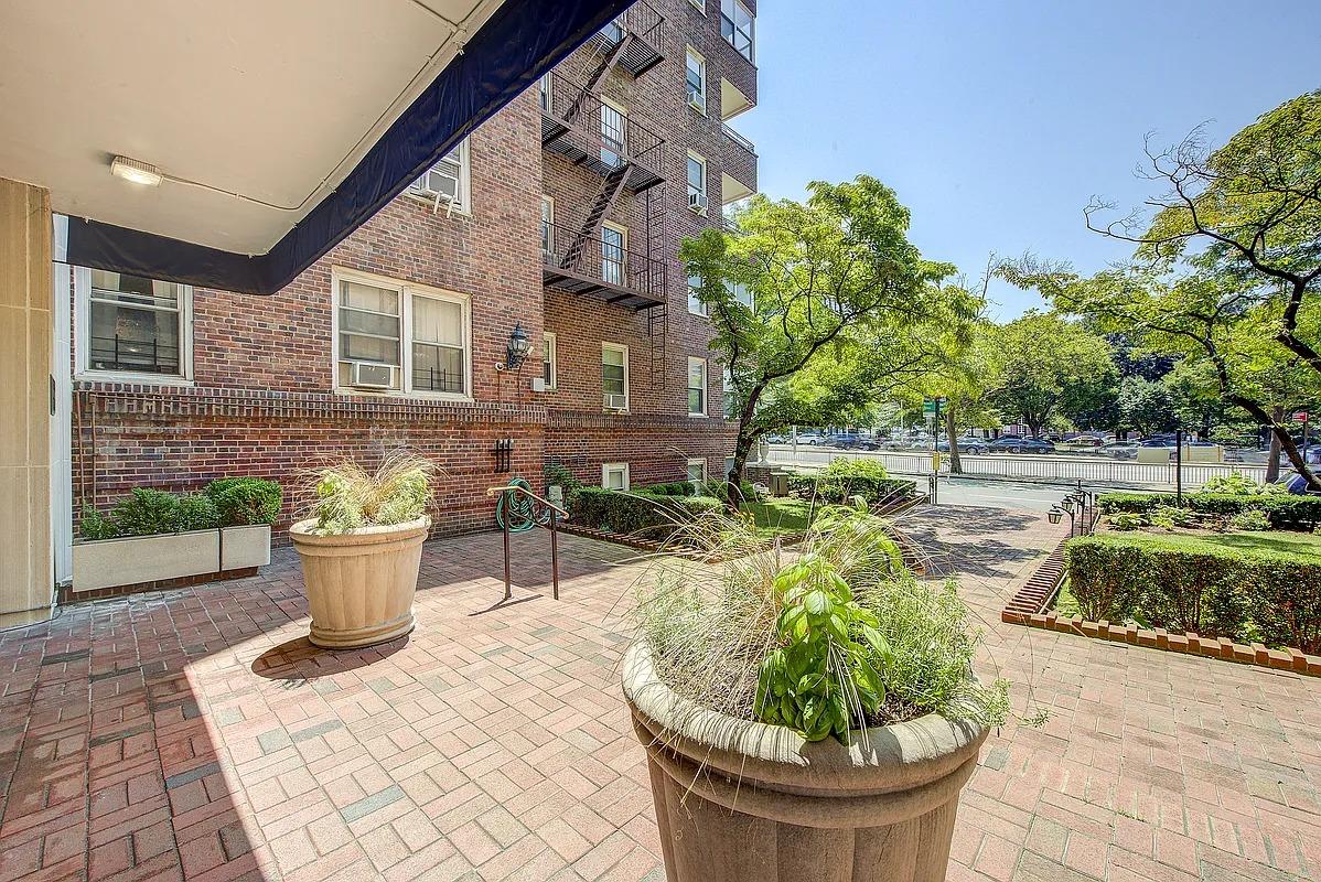 106-15 Queens Boulevard # 3R, Forest Hills, NY 11375