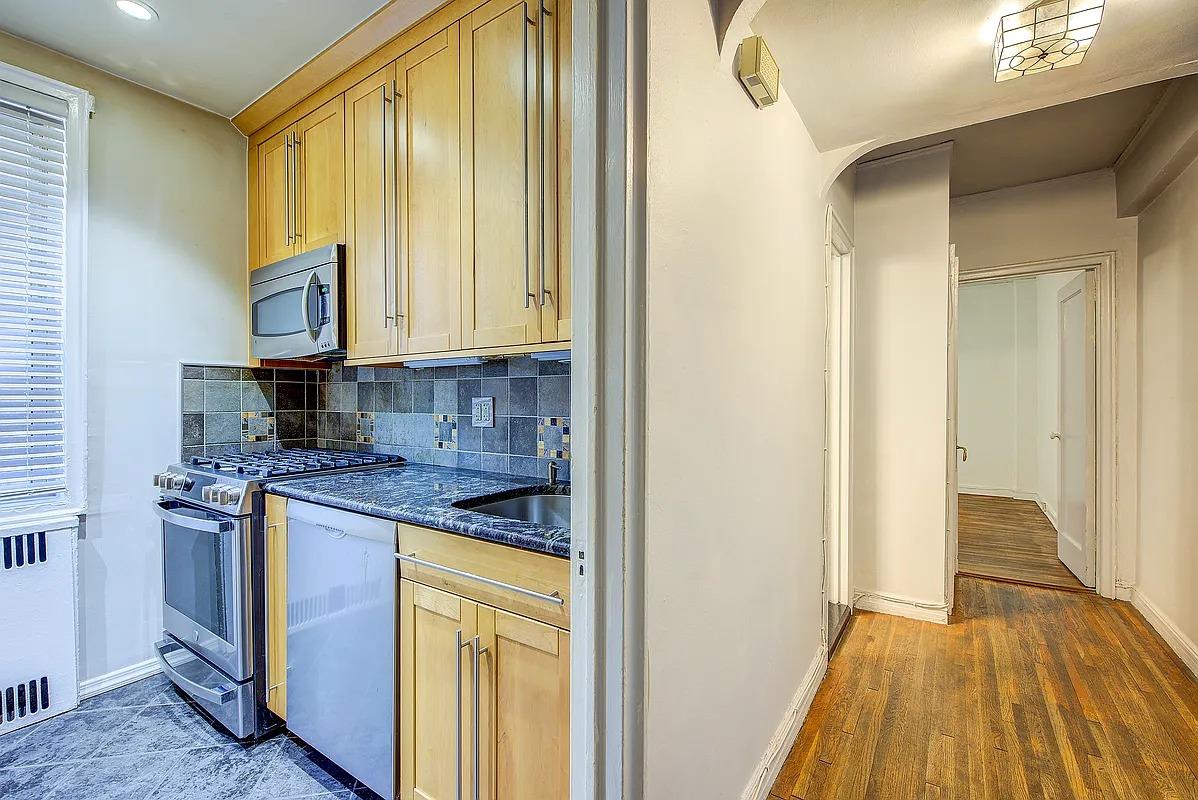 106-15 Queens Boulevard # 3R, Forest Hills, NY 11375