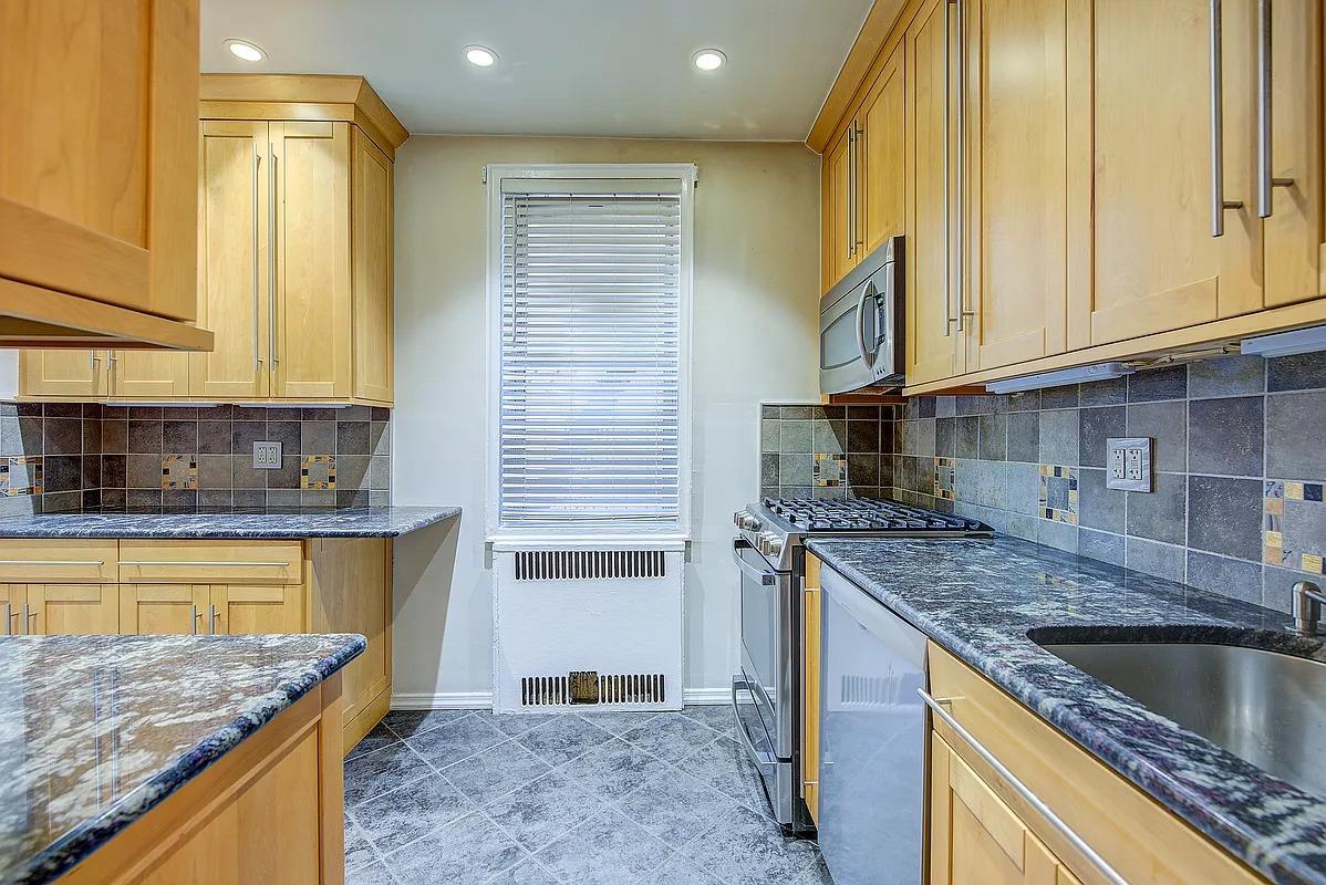 106-15 Queens Boulevard # 3R, Forest Hills, NY 11375