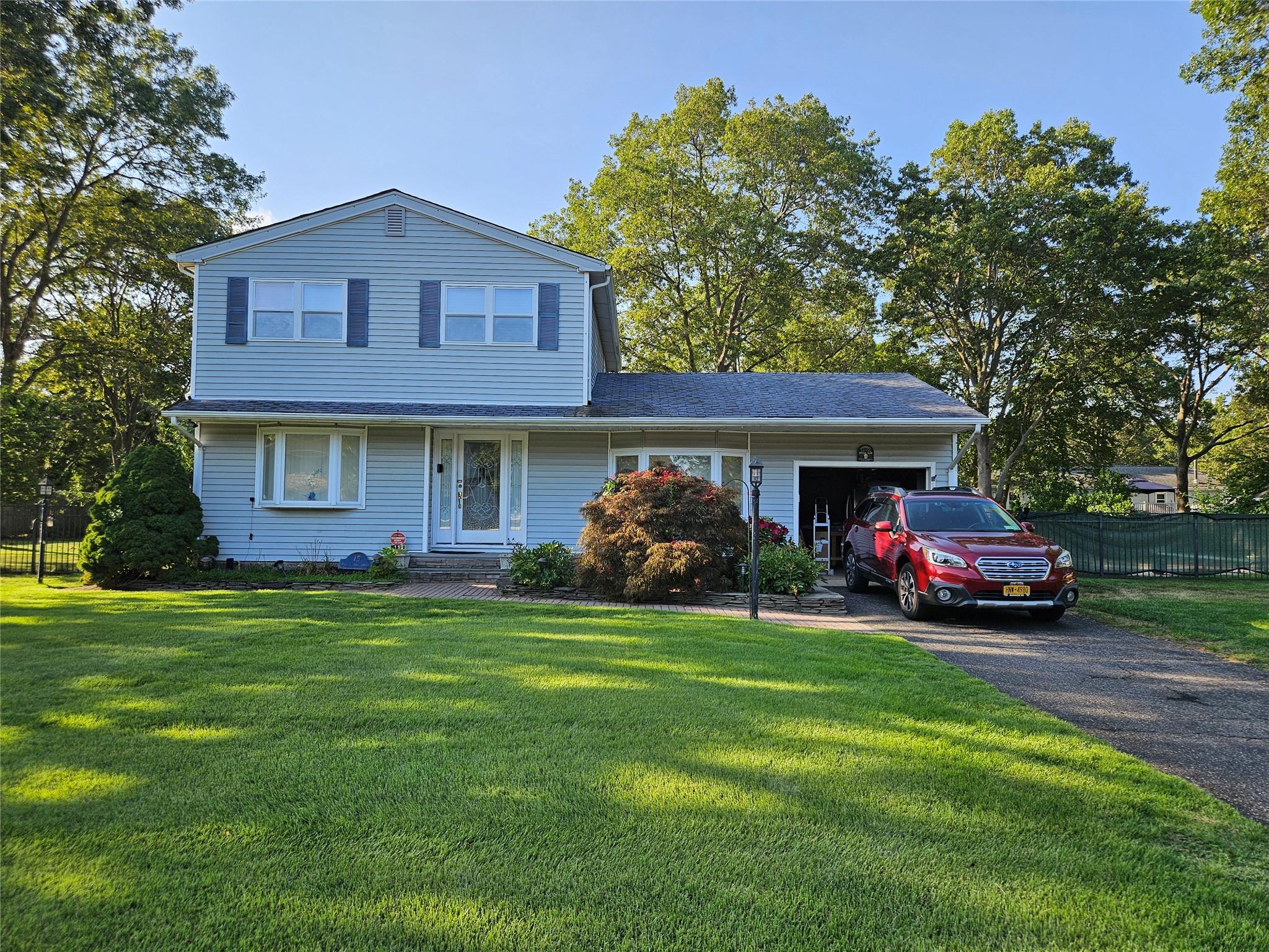 15 Westbridge Drive, Holbrook, NY 11741