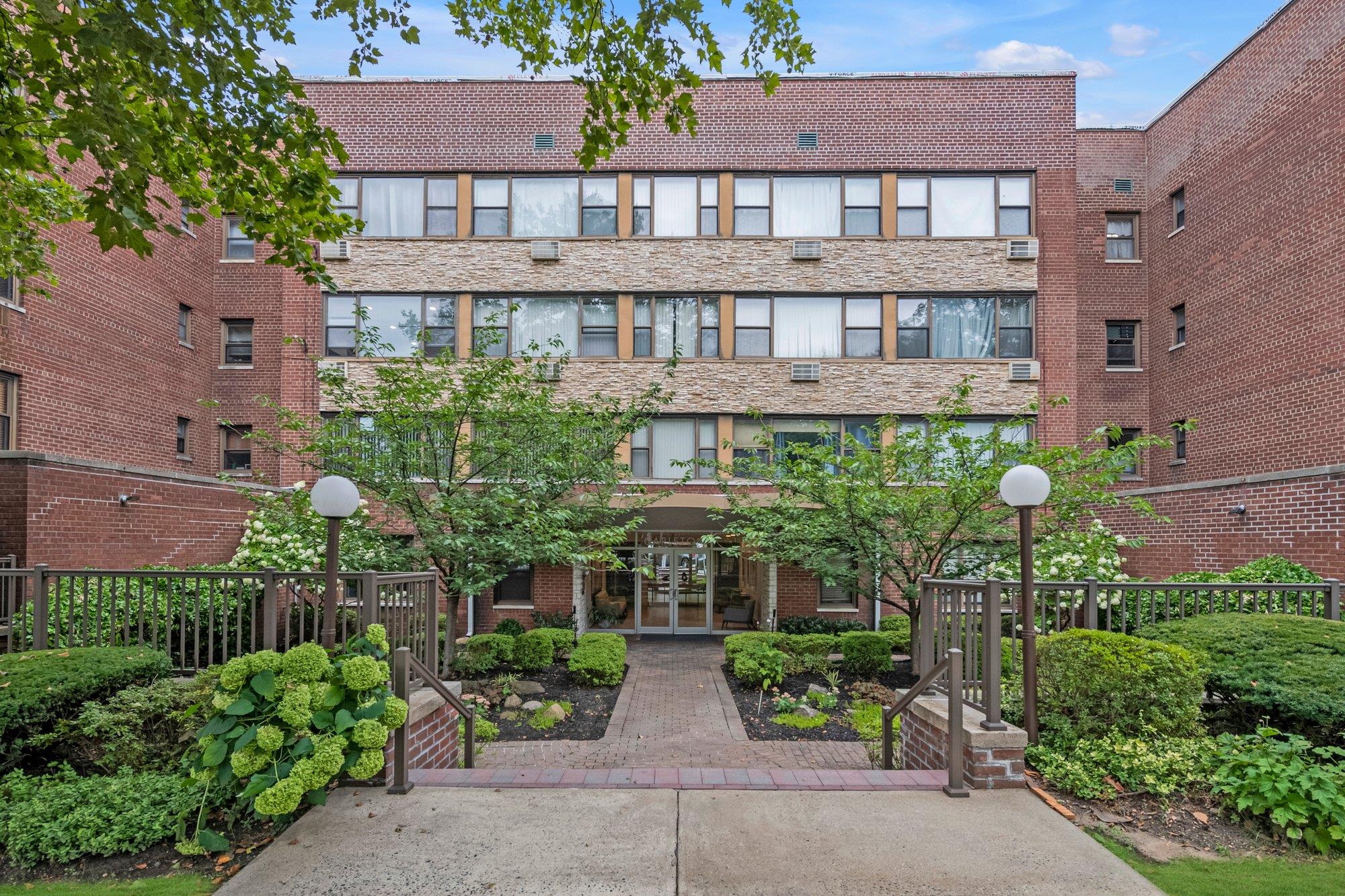 15 Hillpark Avenue # 2-O, Great Neck, NY 11021