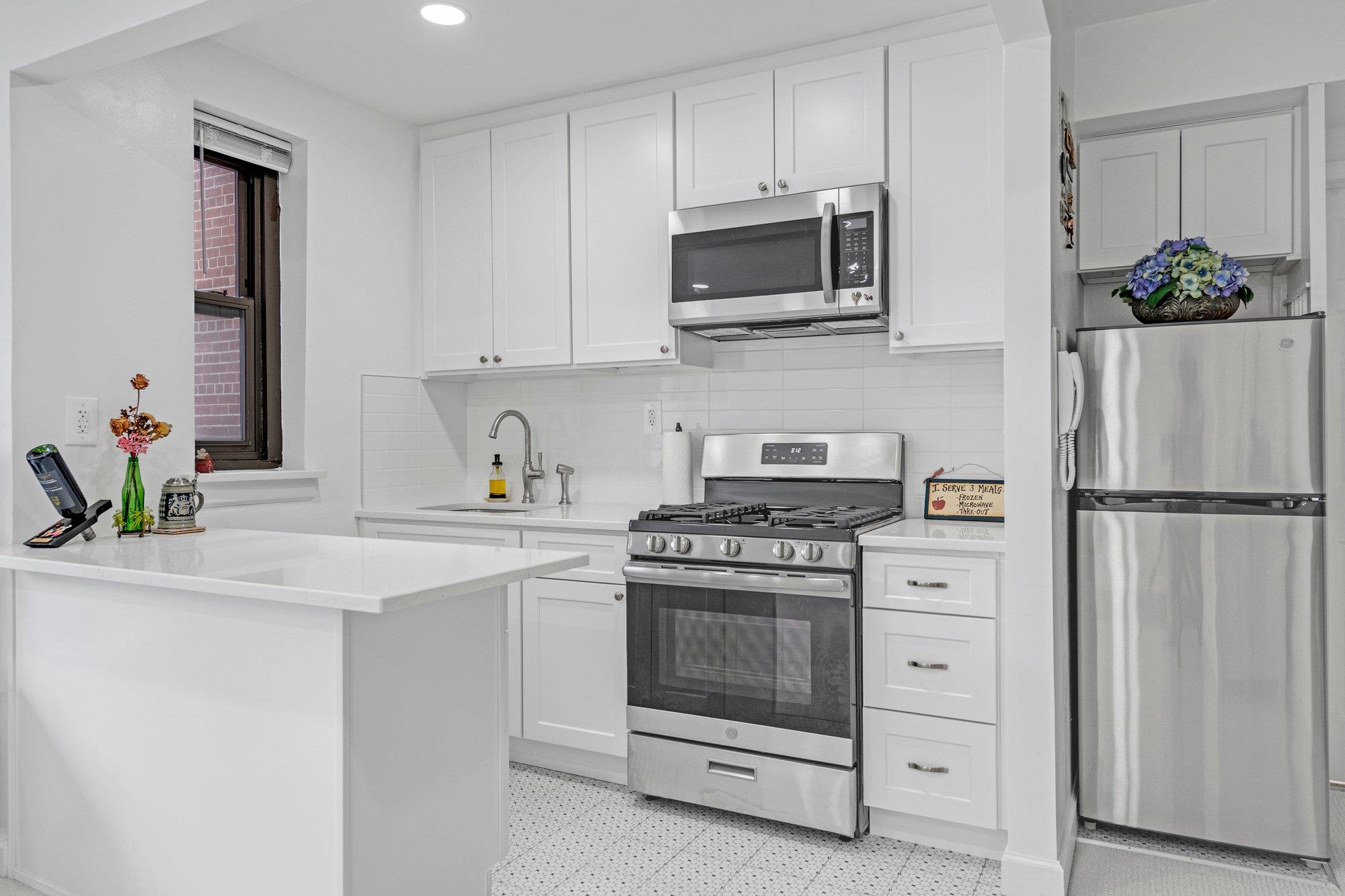 15 Hillpark Avenue # 2-O, Great Neck, NY 11021