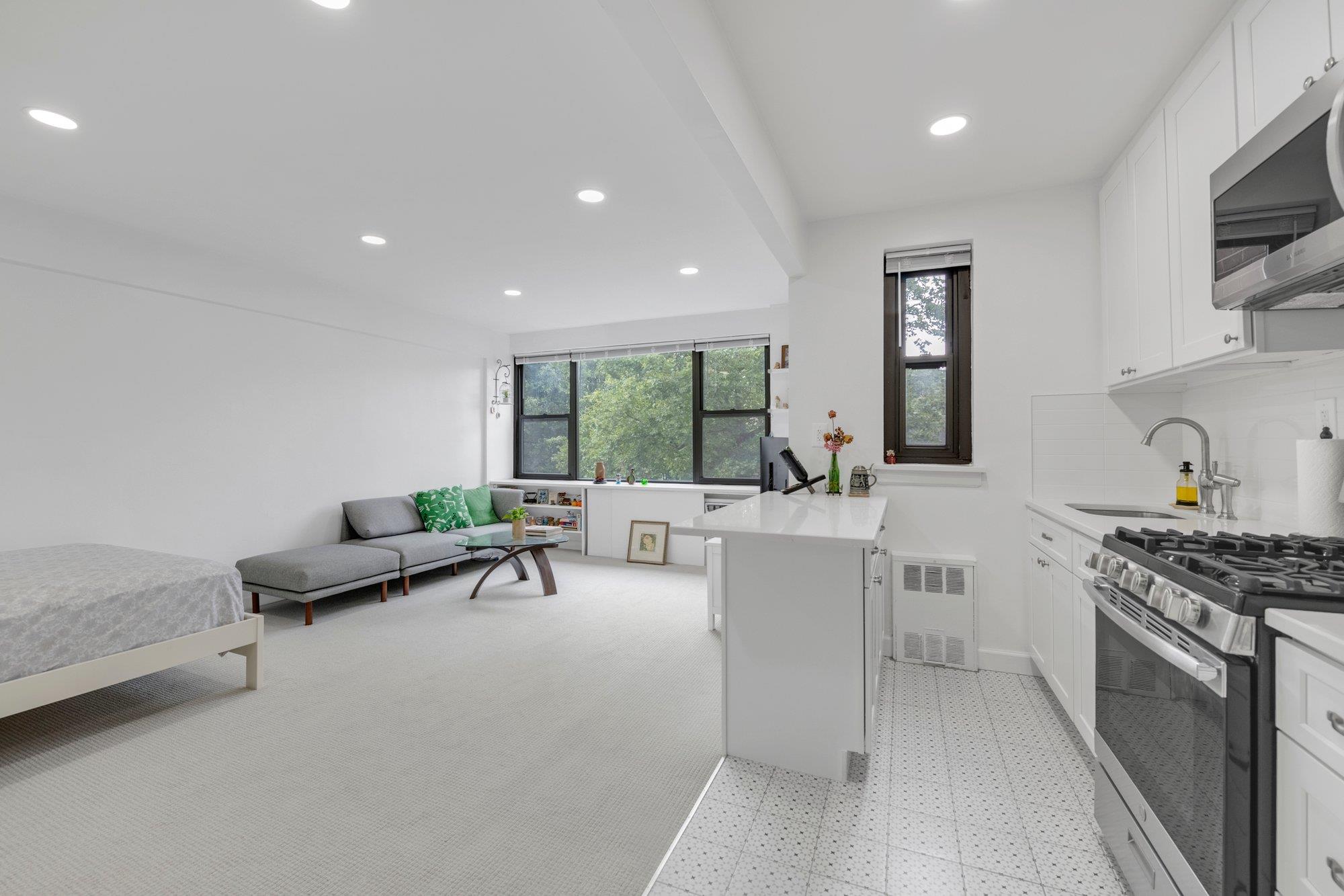 15 Hillpark Avenue # 2-O, Great Neck, NY 11021