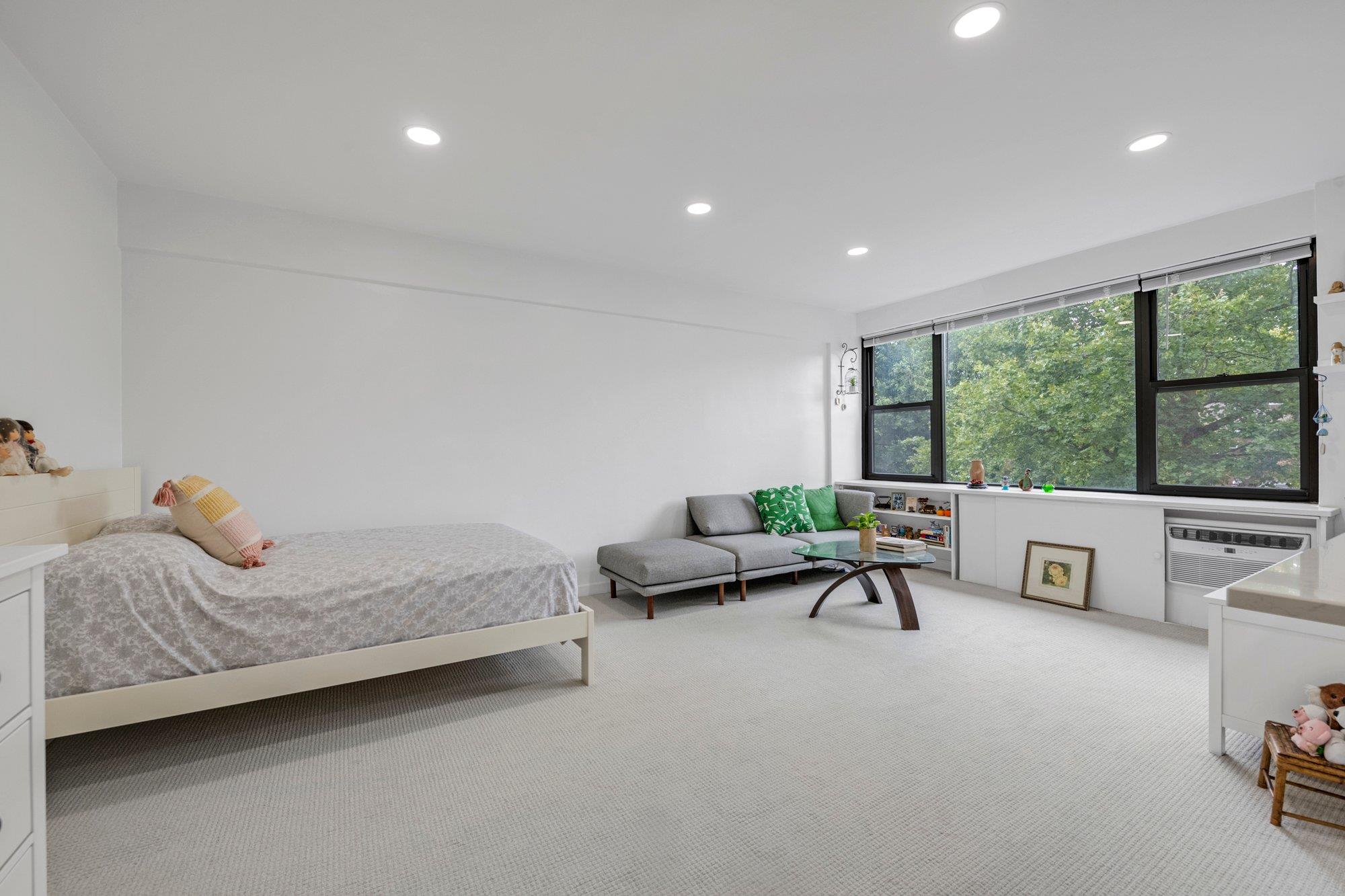 15 Hillpark Avenue # 2-O, Great Neck, NY 11021