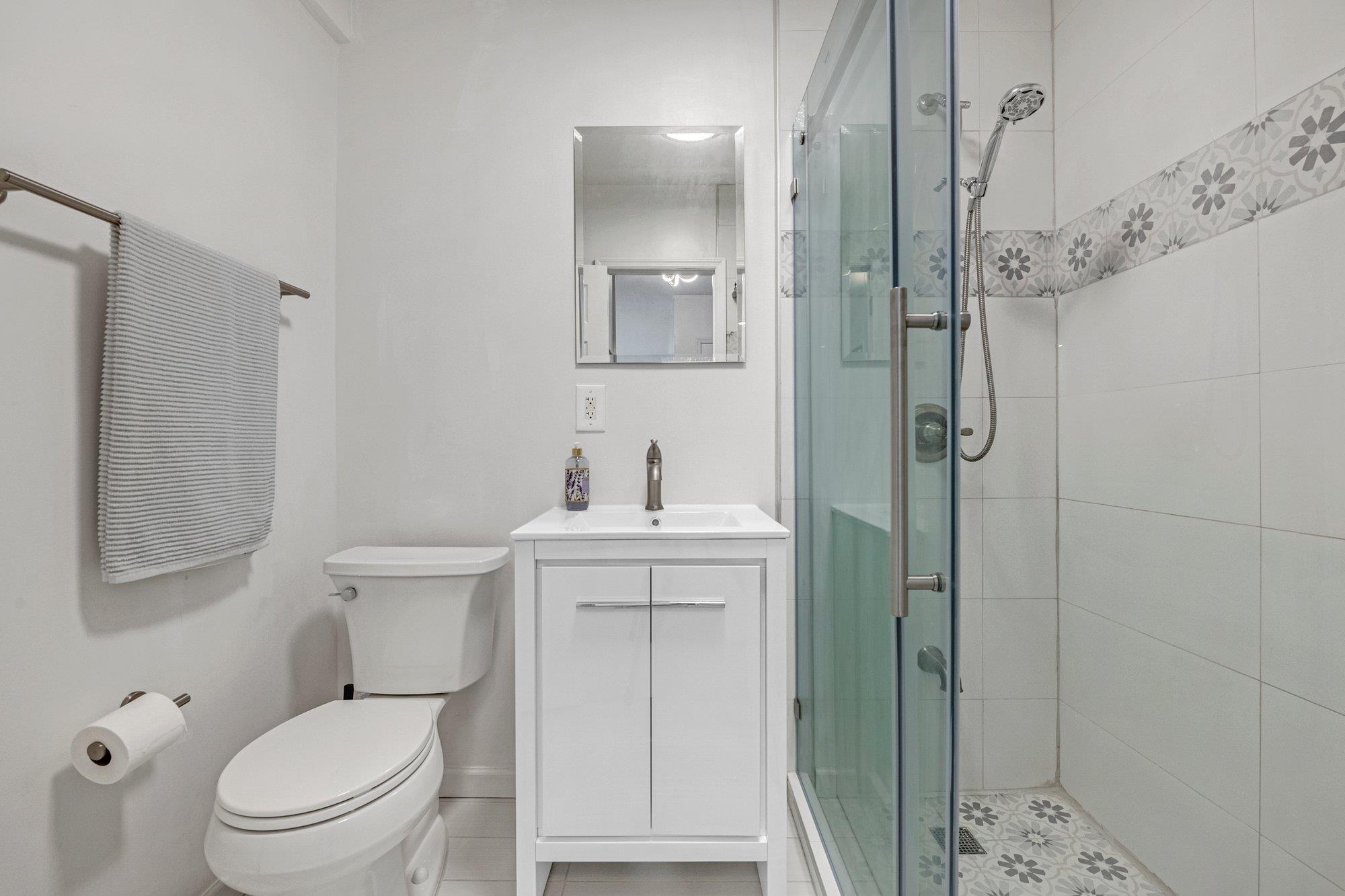 15 Hillpark Avenue # 2-O, Great Neck, NY 11021