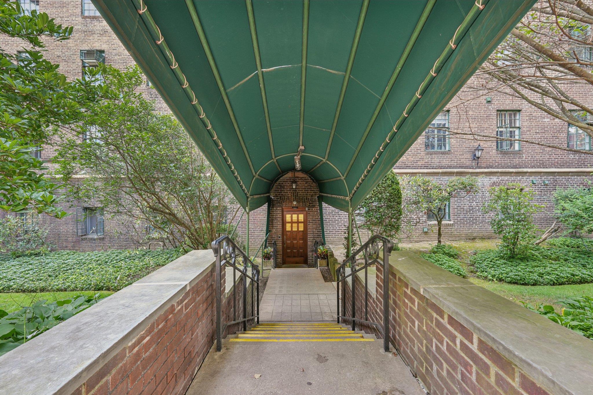 160 Middle Neck Road # 2 C, Great Neck, NY 11021