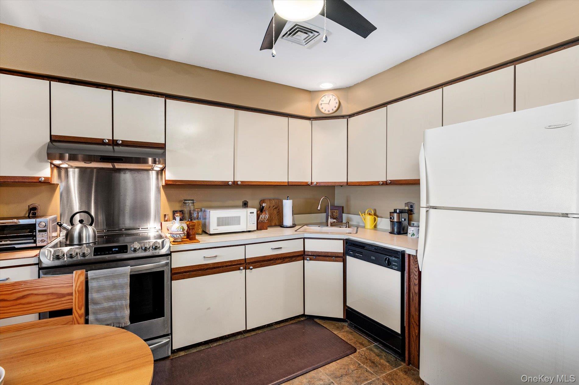 1 Atlantic Avenue # 28, Farmingdale, NY 11735