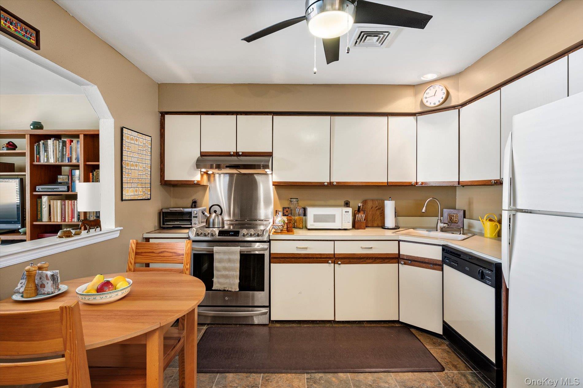 1 Atlantic Avenue # 28, Farmingdale, NY 11735