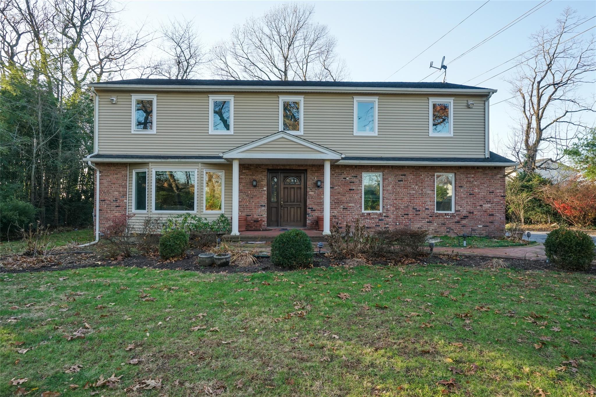 1041 Glen Cove Avenue, Roslyn Harbor, NY 11576