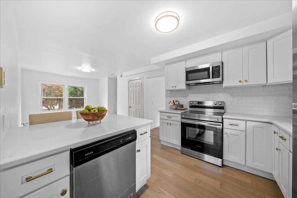 404 Oxhead Road, Stony Brook, NY 11790