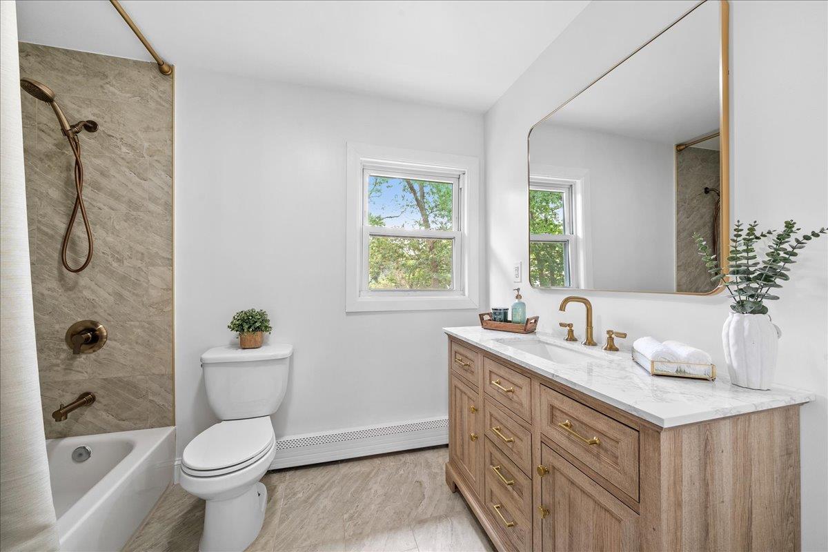 404 Oxhead Road, Stony Brook, NY 11790