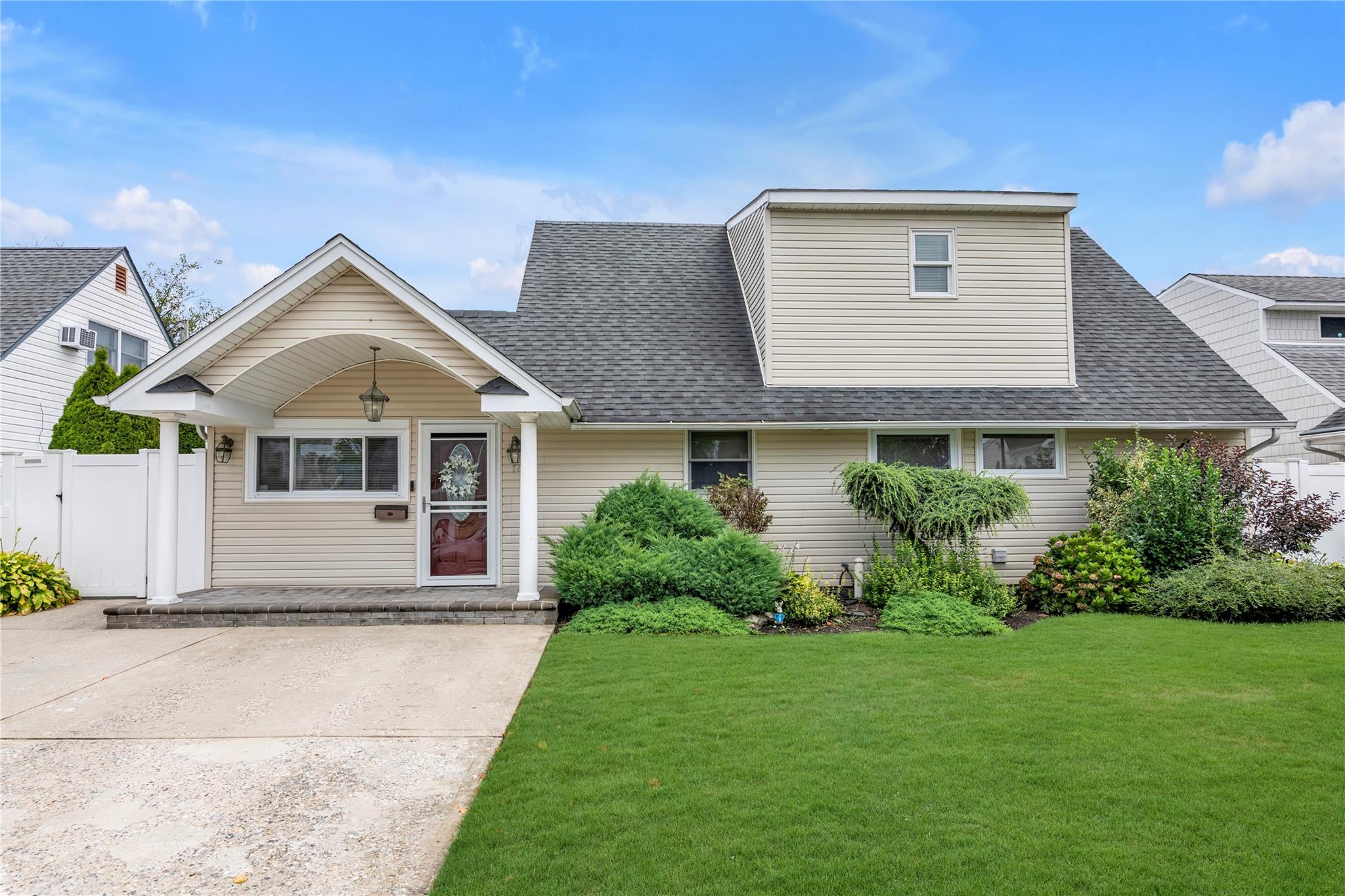 17 Topper Lane, Levittown, NY 11756