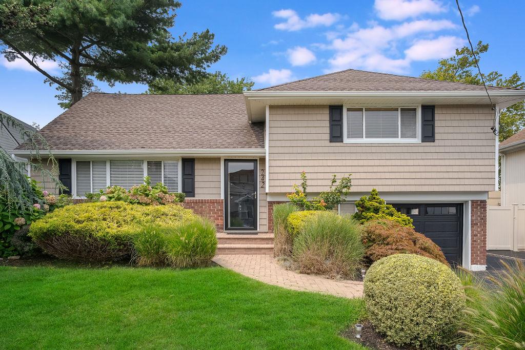 242 Thompson Avenue, Oceanside, NY 11572