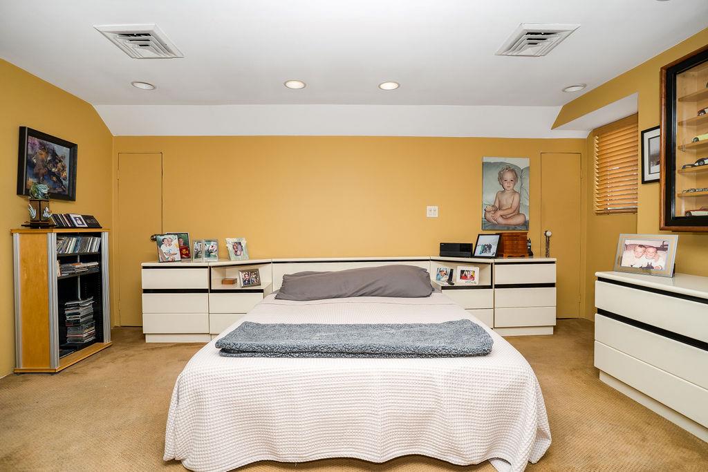 242 Thompson Avenue, Oceanside, NY 11572