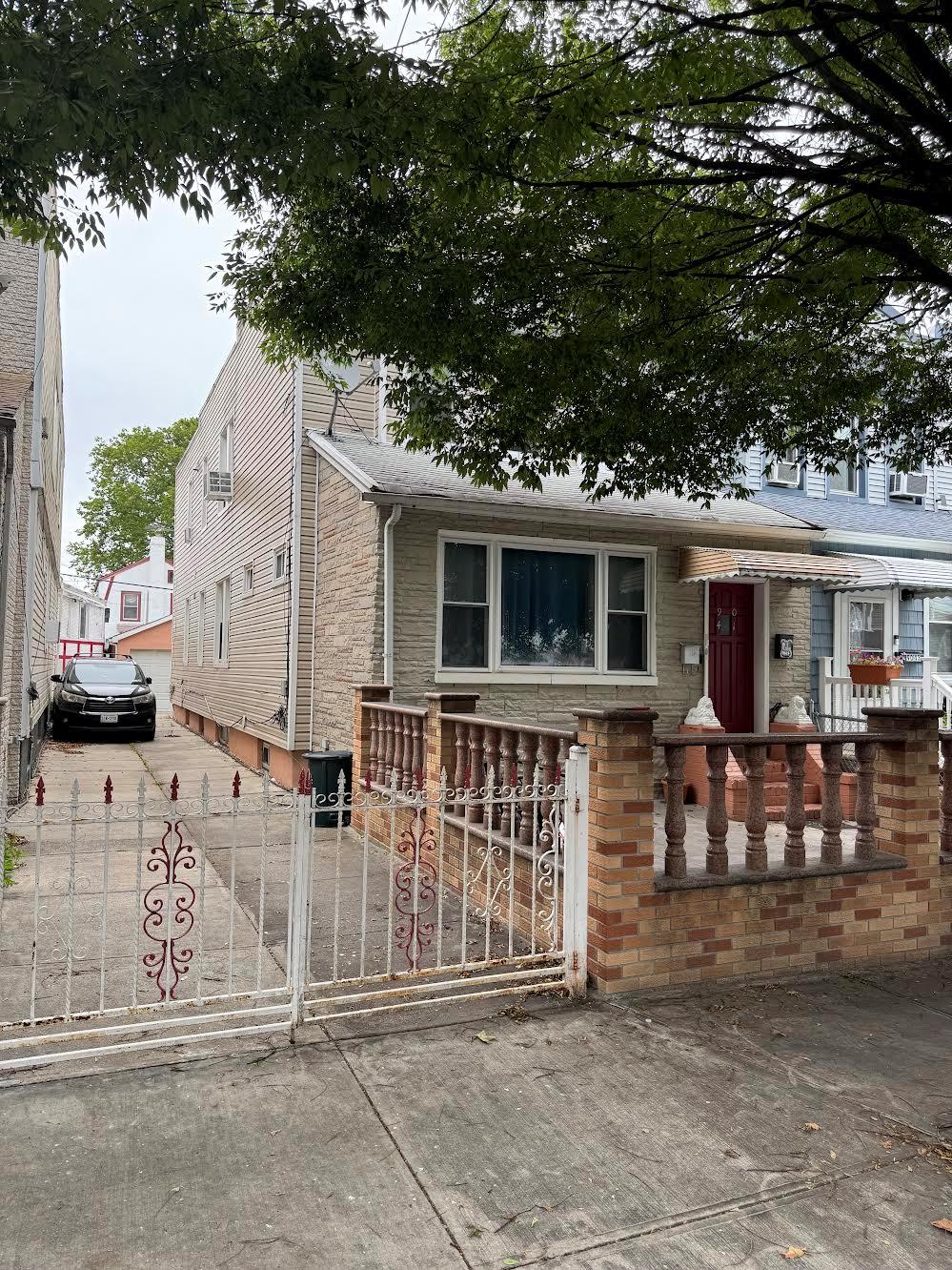 9041 185th Street, Hollis, NY 11423