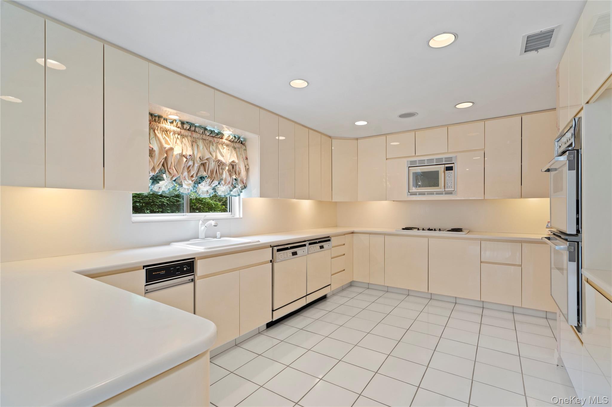 35 Tiffany Circle, Manhasset, NY 11030