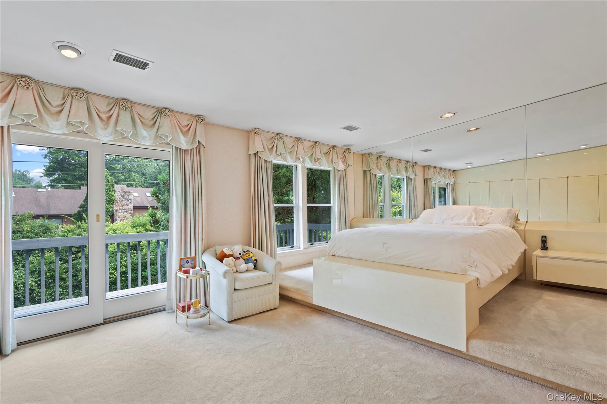 35 Tiffany Circle, Manhasset, NY 11030