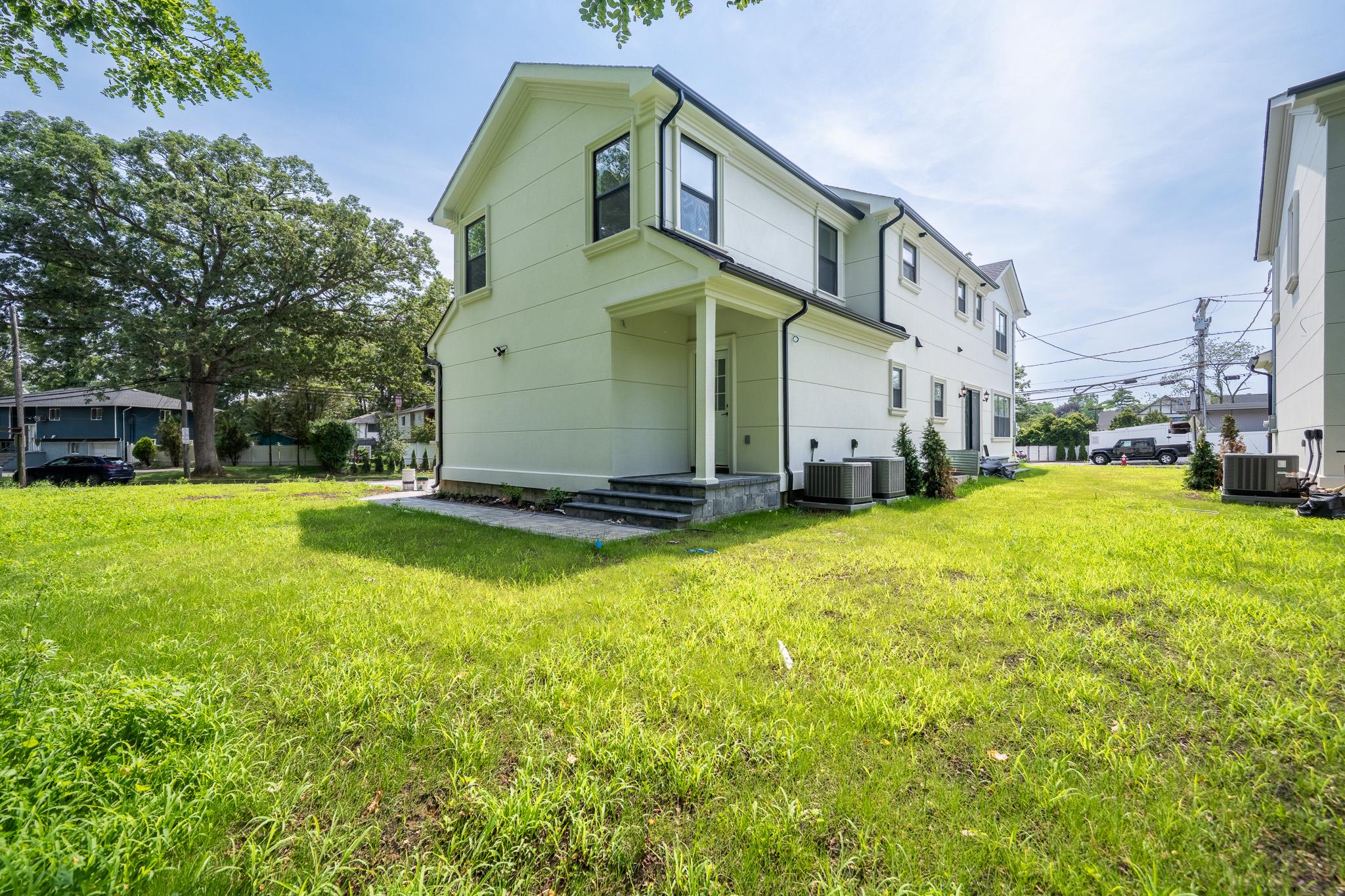 17 Park Drive East, Syosset, NY 11791