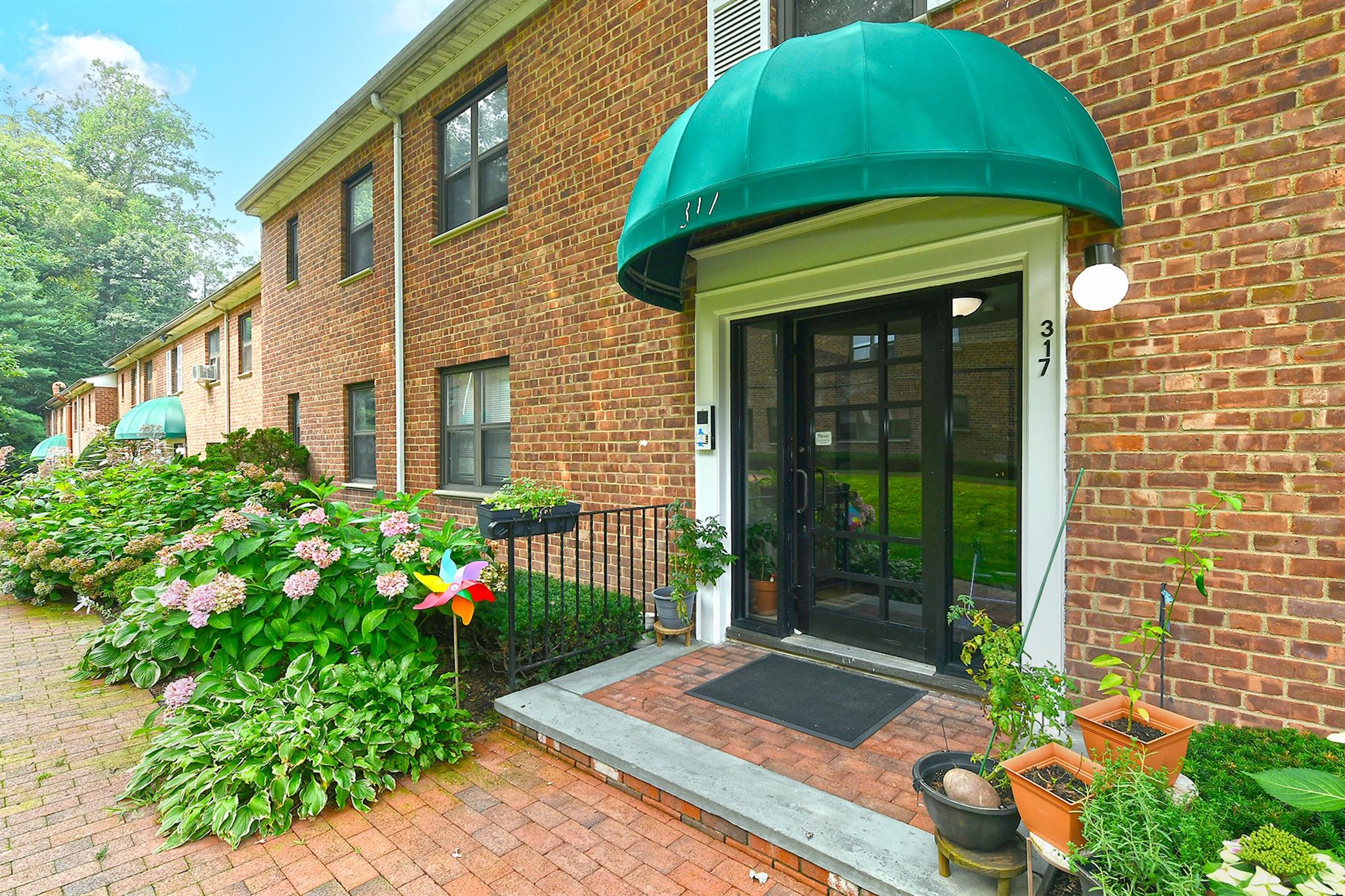 317 Main Street # A, Roslyn Heights, NY 11576