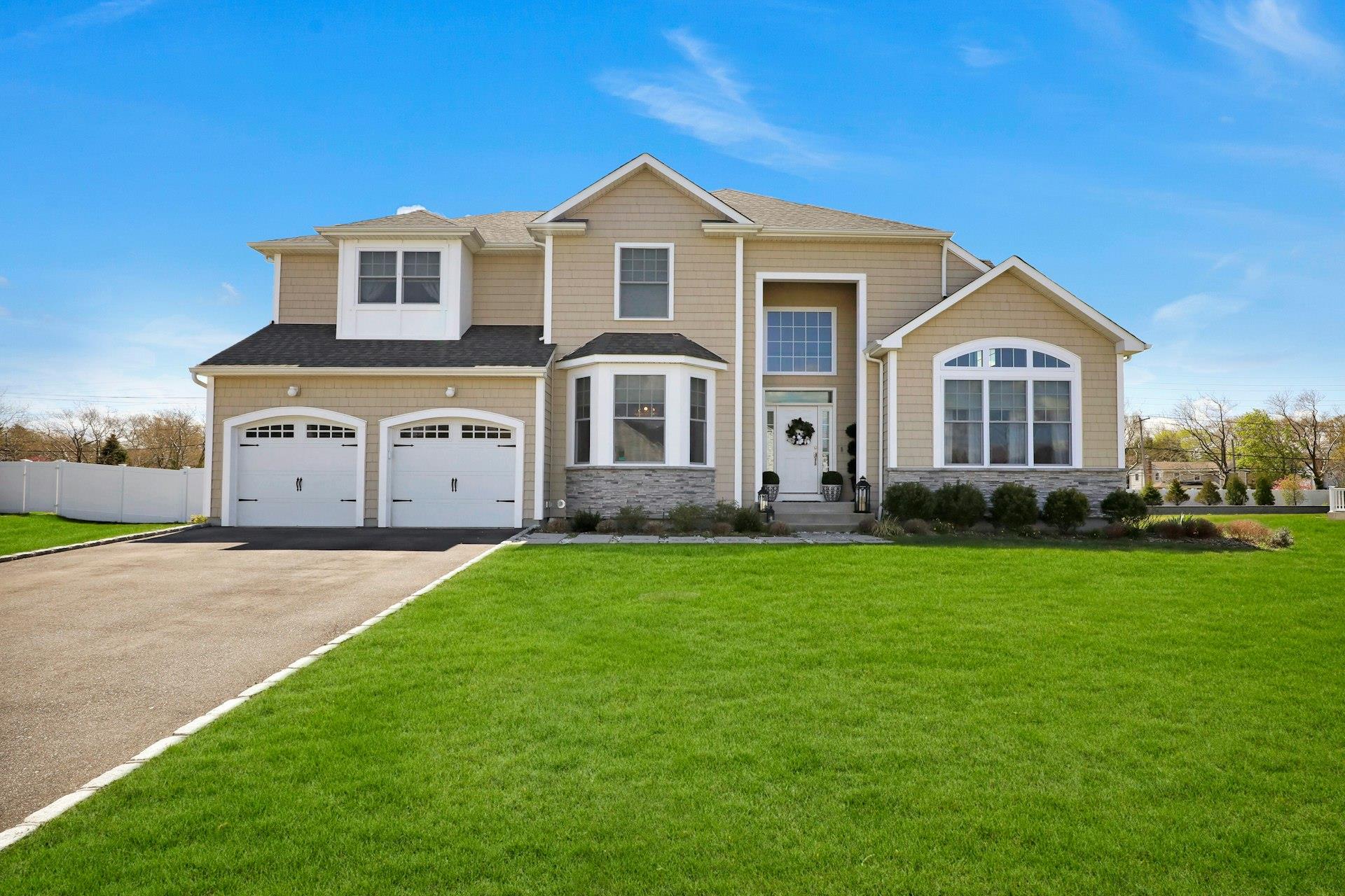 27 Country View Lane, Greenlawn, NY 11740