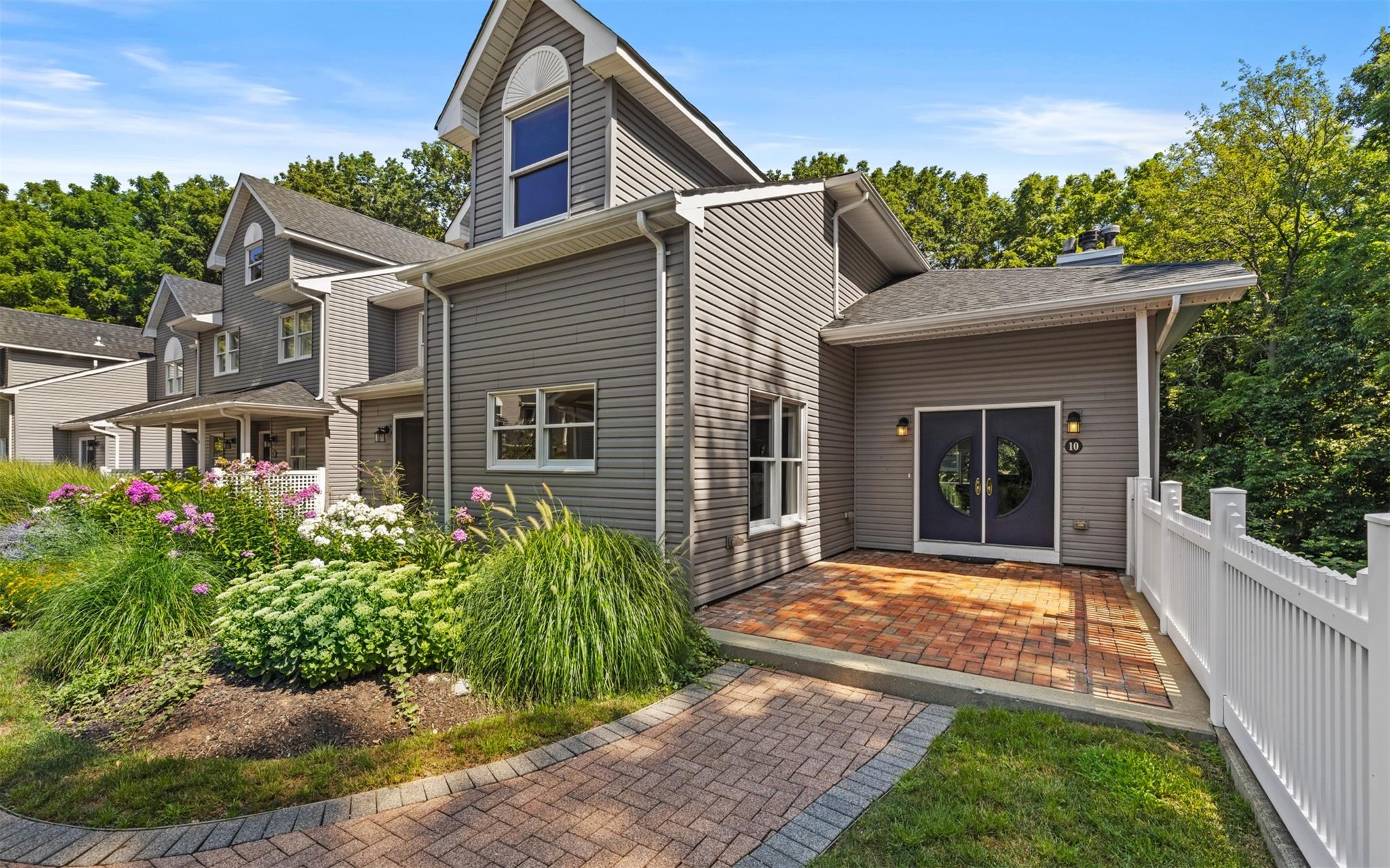 10 Courtyard Circle, Centerport, NY 11721
