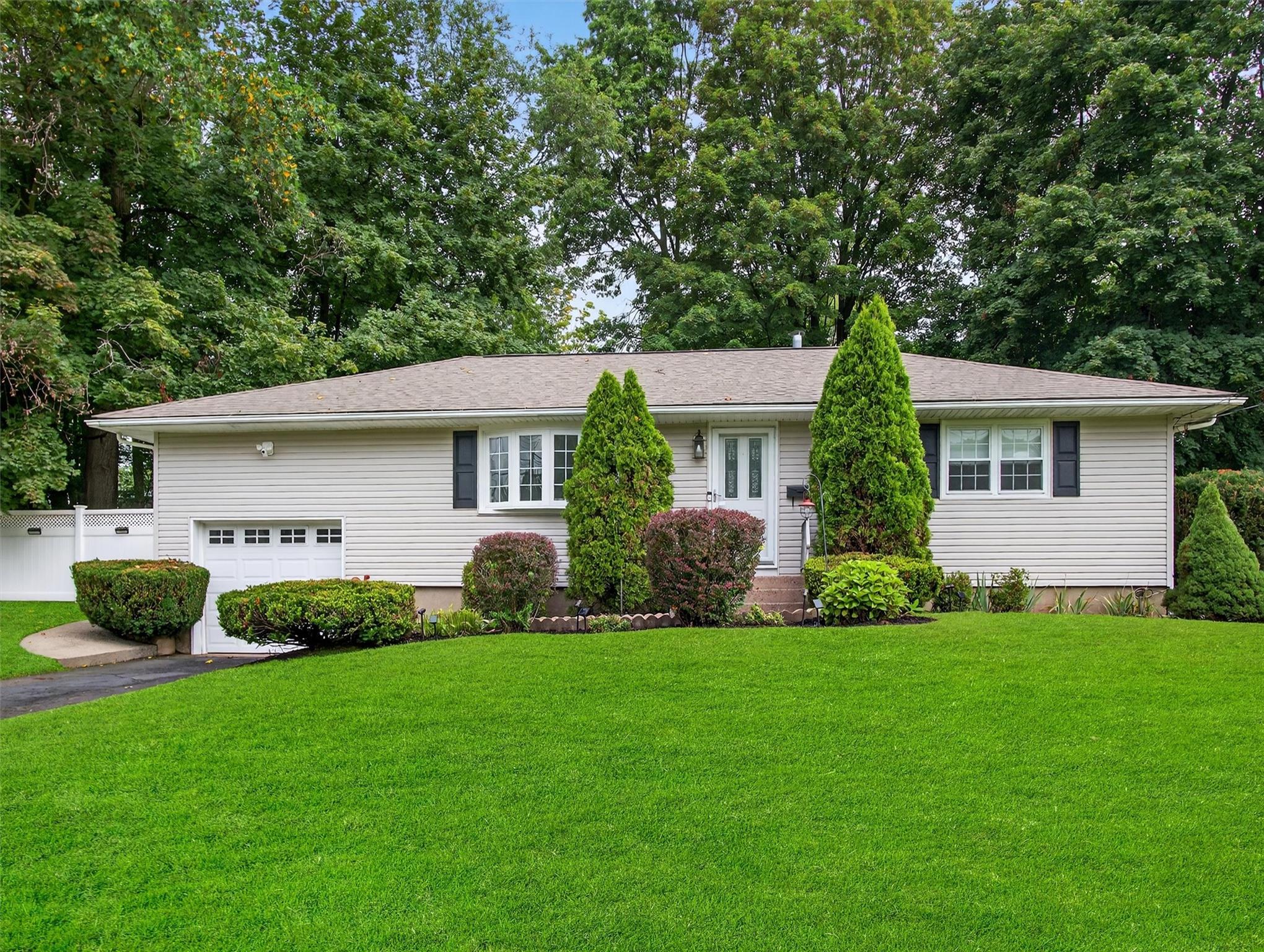 5 Tennyson Drive, Nanuet, NY 10954