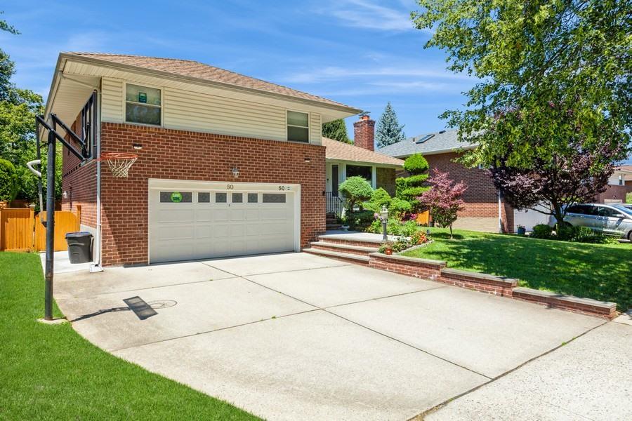 50 Edgewood Dr, New Hyde Park, NY 11040