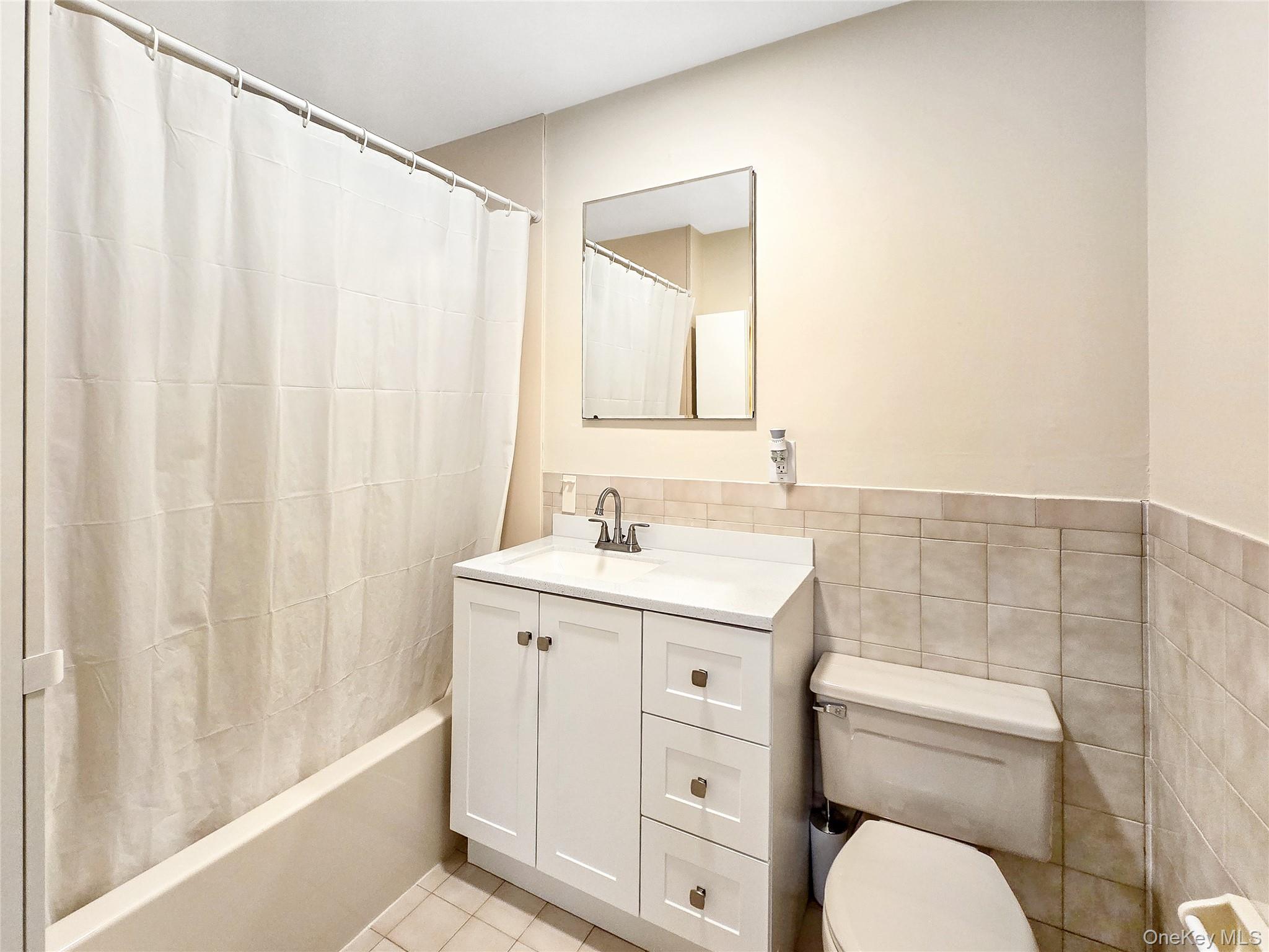 874 W Broadway # B4, Woodmere, NY 11598