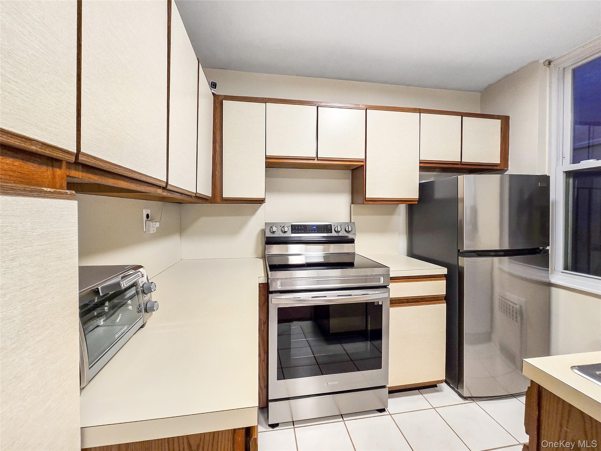 874 W Broadway # B4, Woodmere, NY 11598