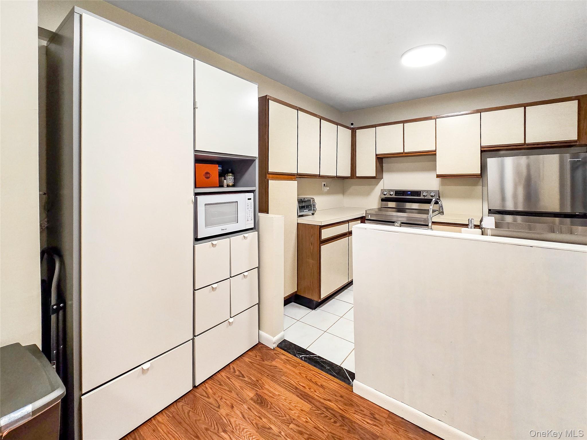 874 W Broadway # B4, Woodmere, NY 11598