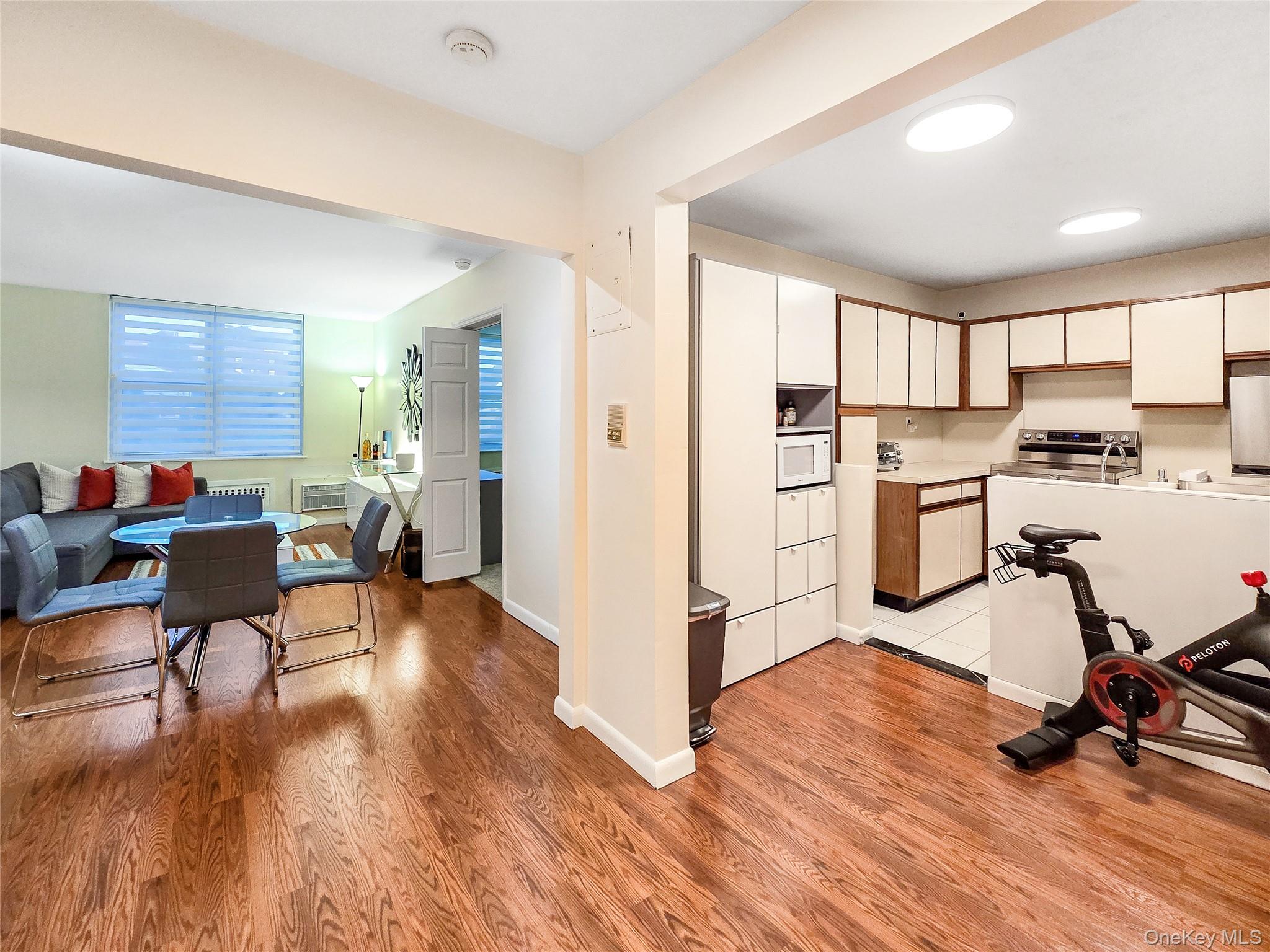 874 W Broadway # B4, Woodmere, NY 11598