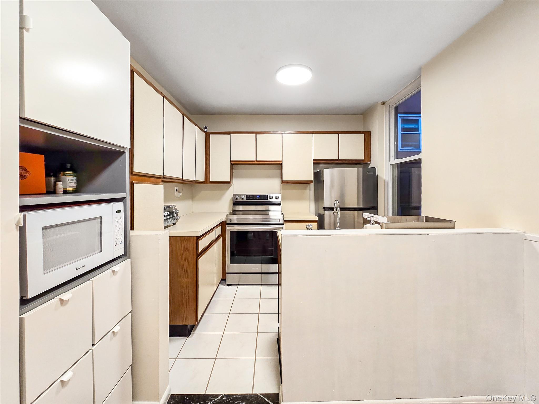 874 W Broadway # B4, Woodmere, NY 11598