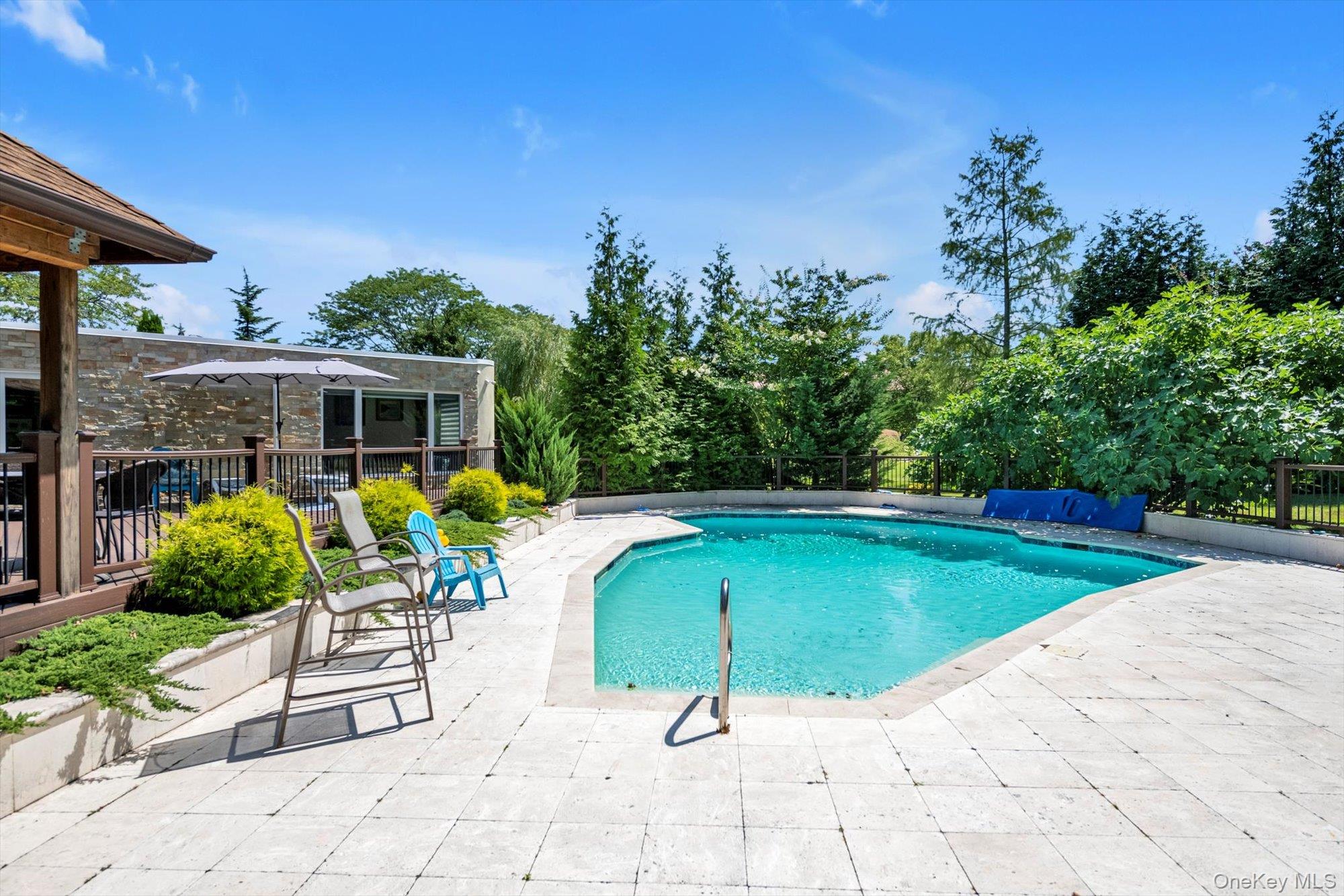 10 Macy Drive, Hewlett Bay Park, NY 11557