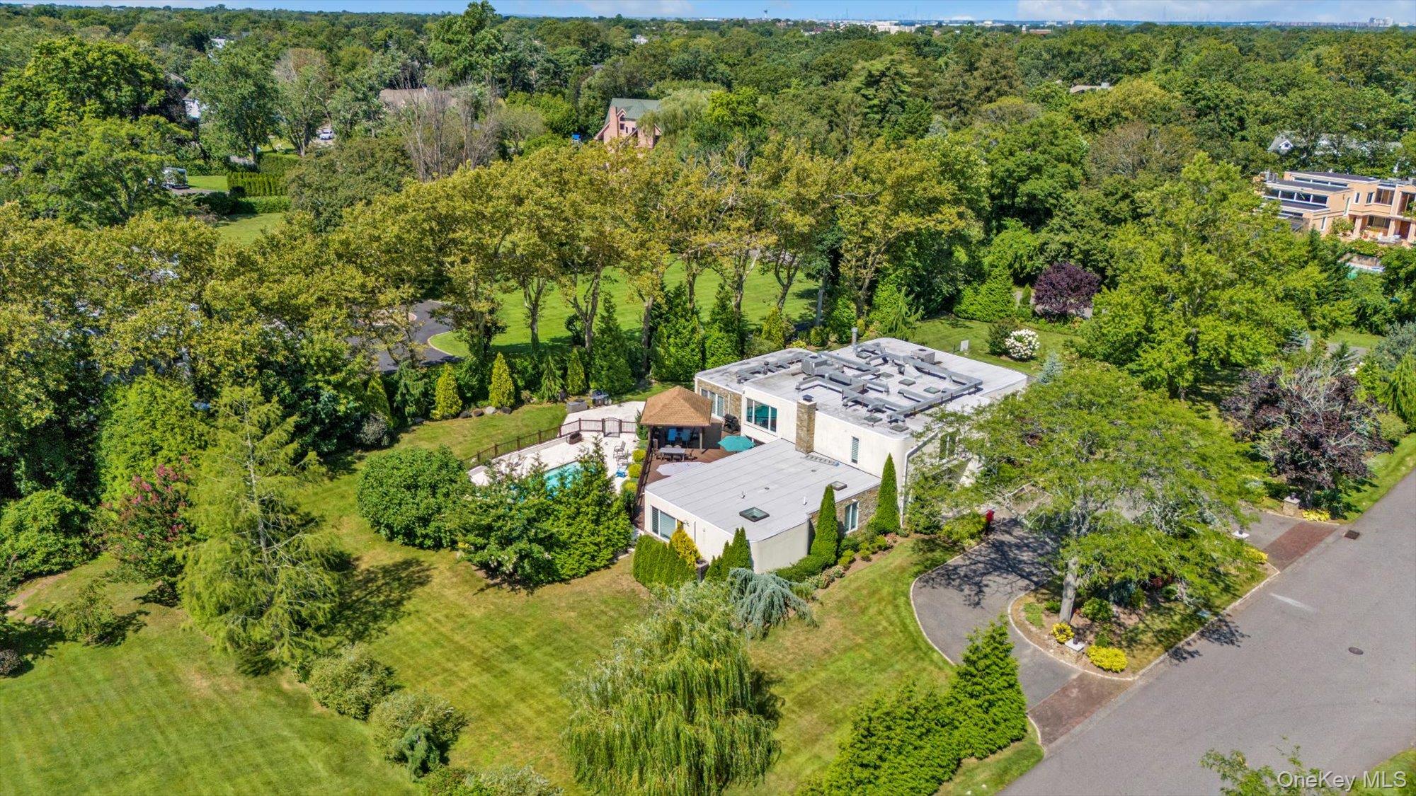 10 Macy Drive, Hewlett Bay Park, NY 11557