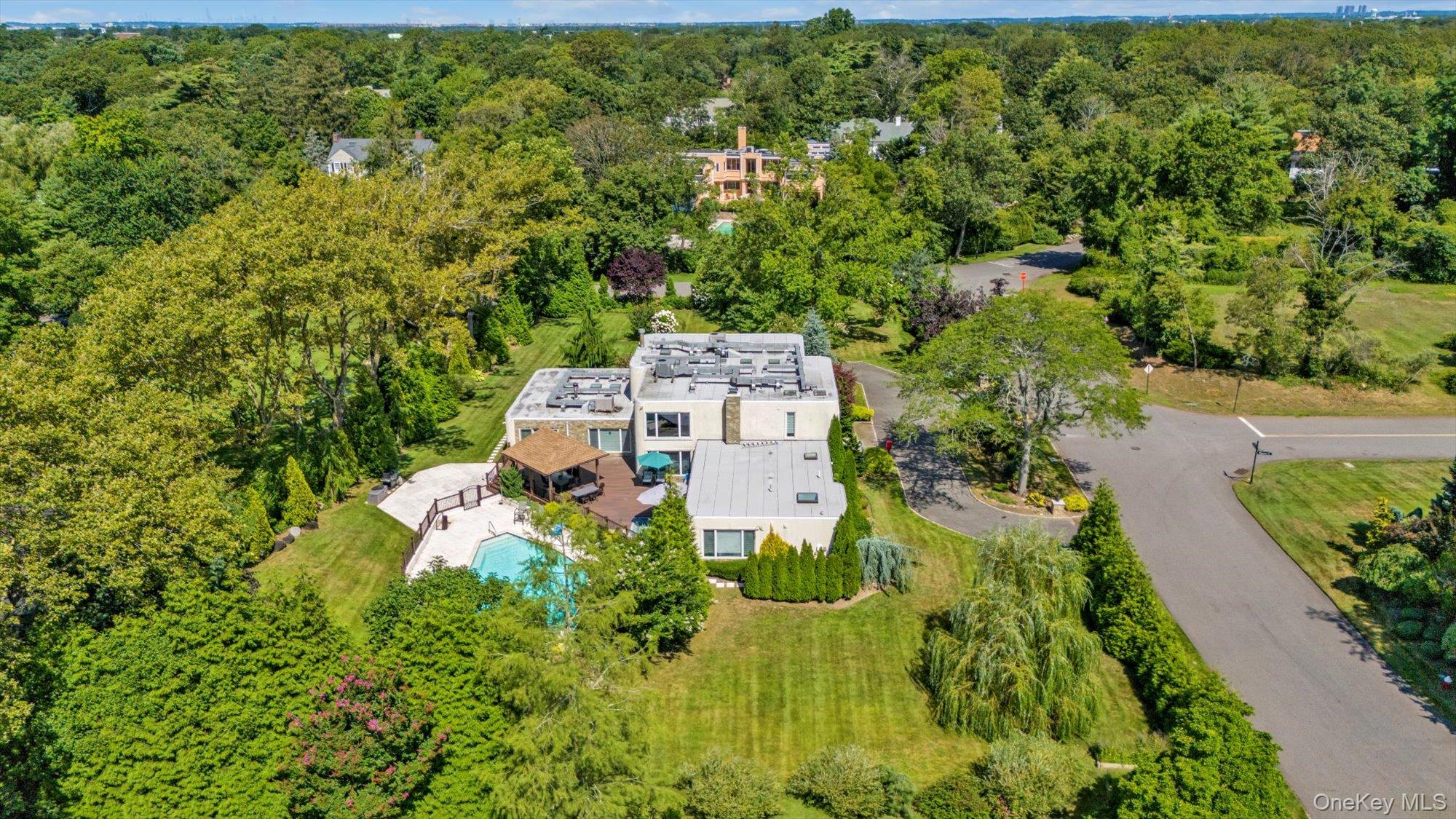 10 Macy Drive, Hewlett Bay Park, NY 11557