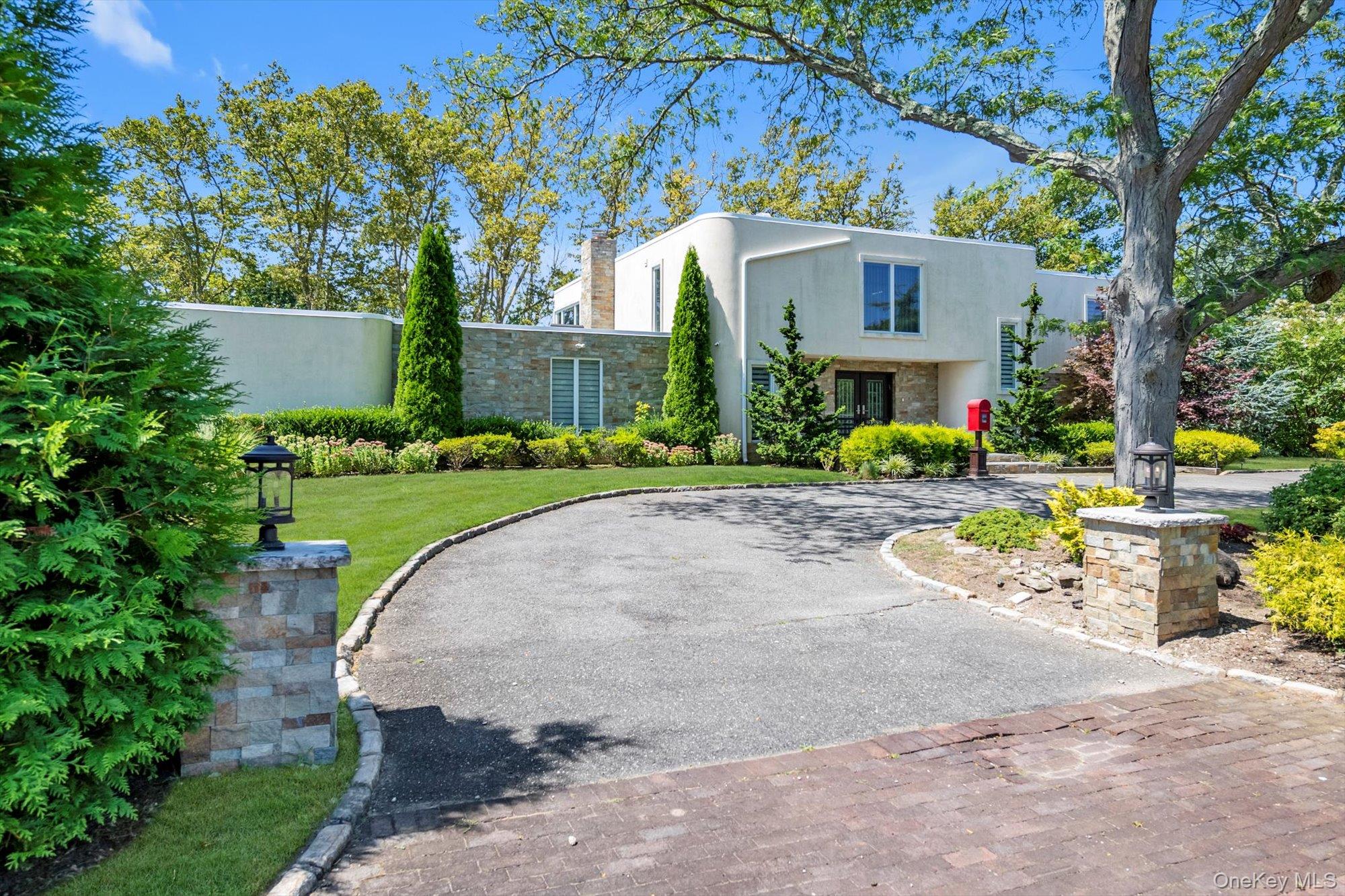 10 Macy Drive, Hewlett Bay Park, NY 11557